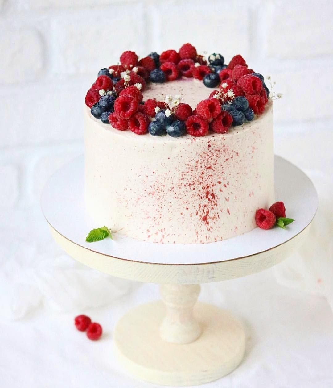 Современный декор тортов с ягодами