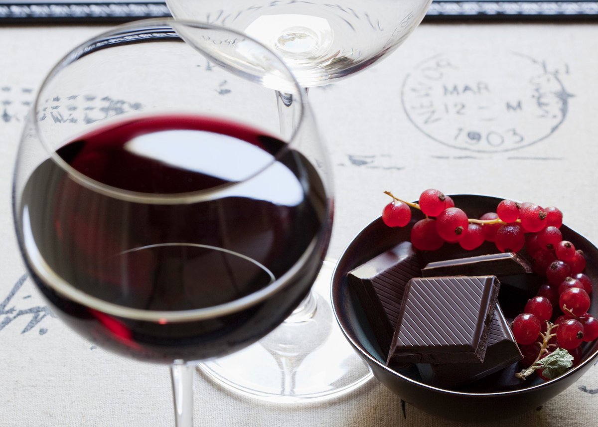 Шоколадные конфеты и вино