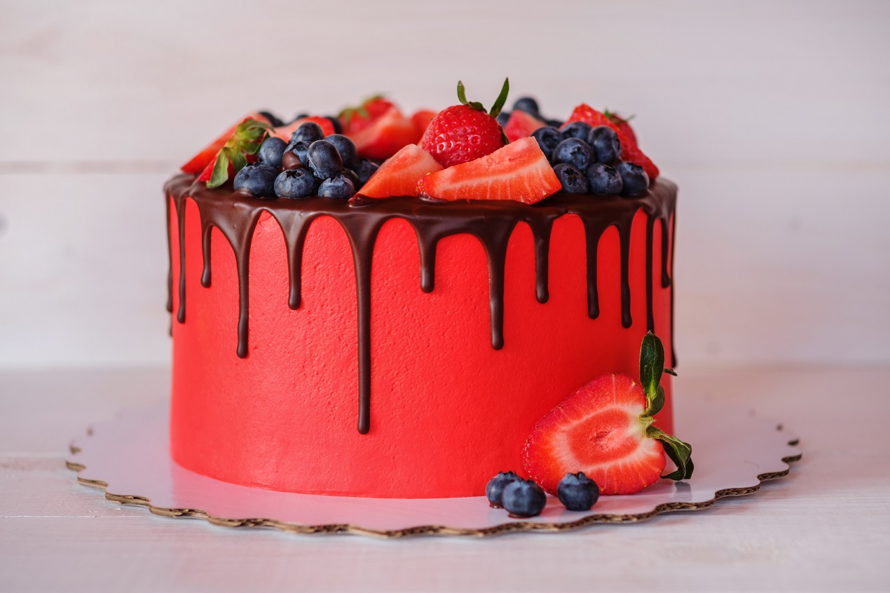 Черный торт с красными подтеками