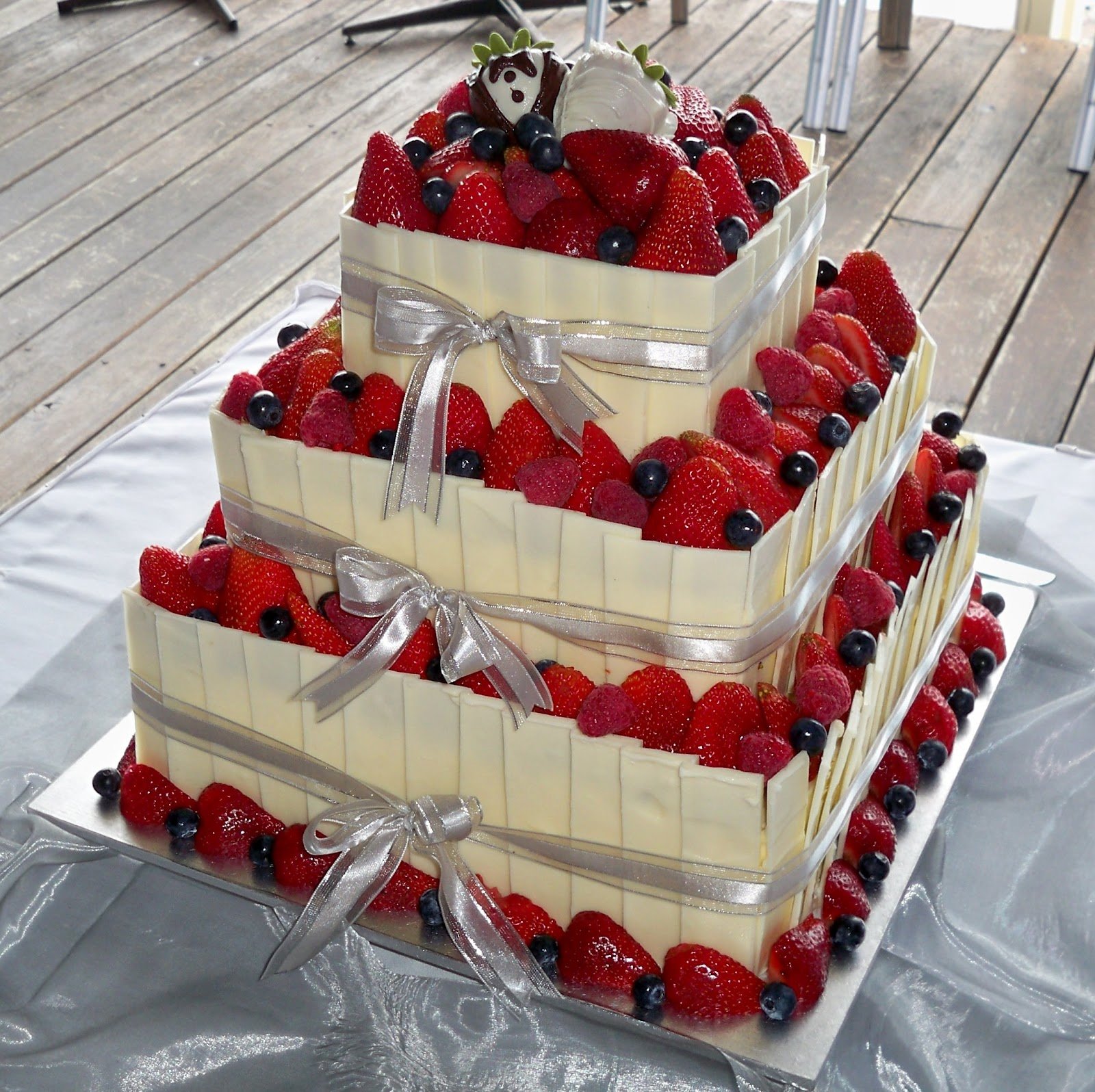 Свадебный торт квадратный с фруктами