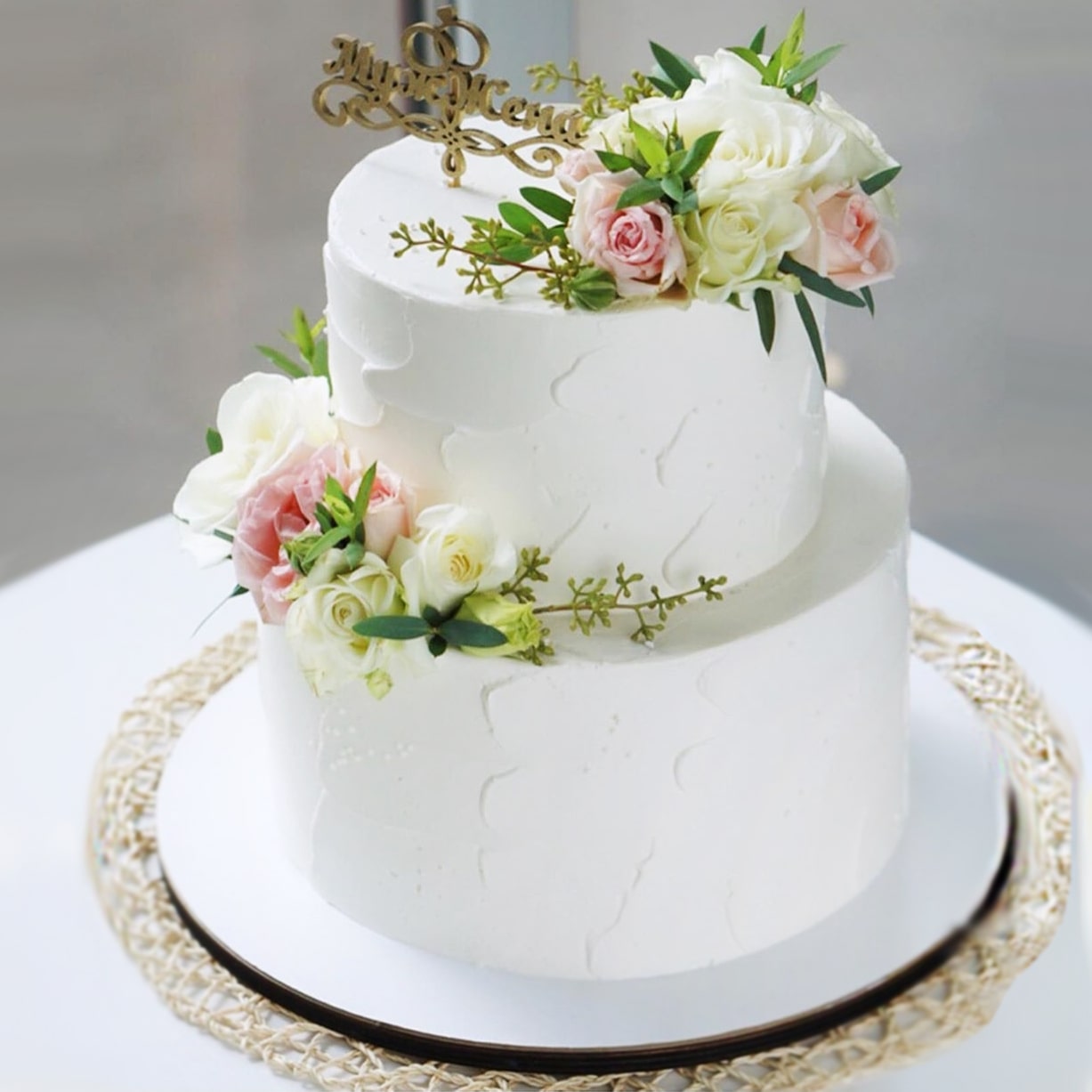 Свадебный торт с живыми цветами в один ярус