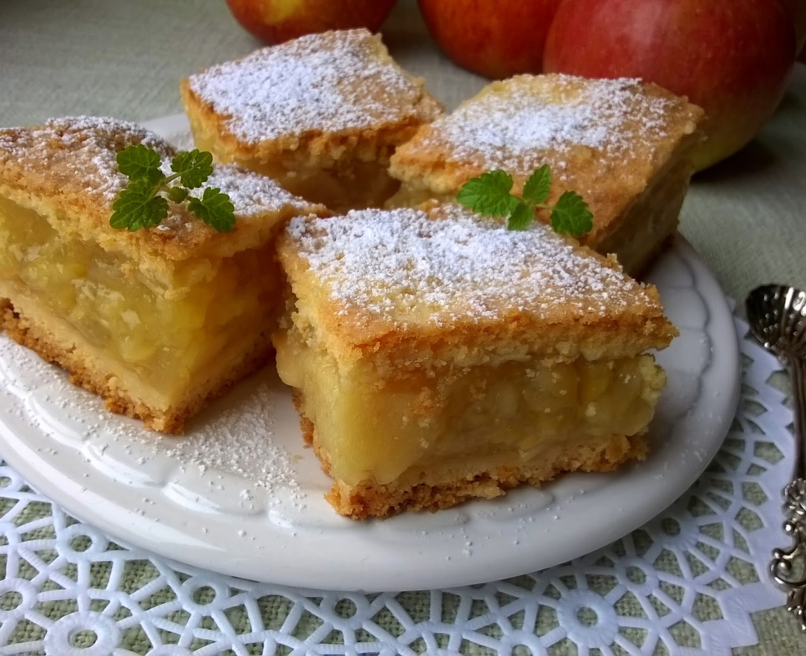 Пироги с яблочным вареньем на скорую руку