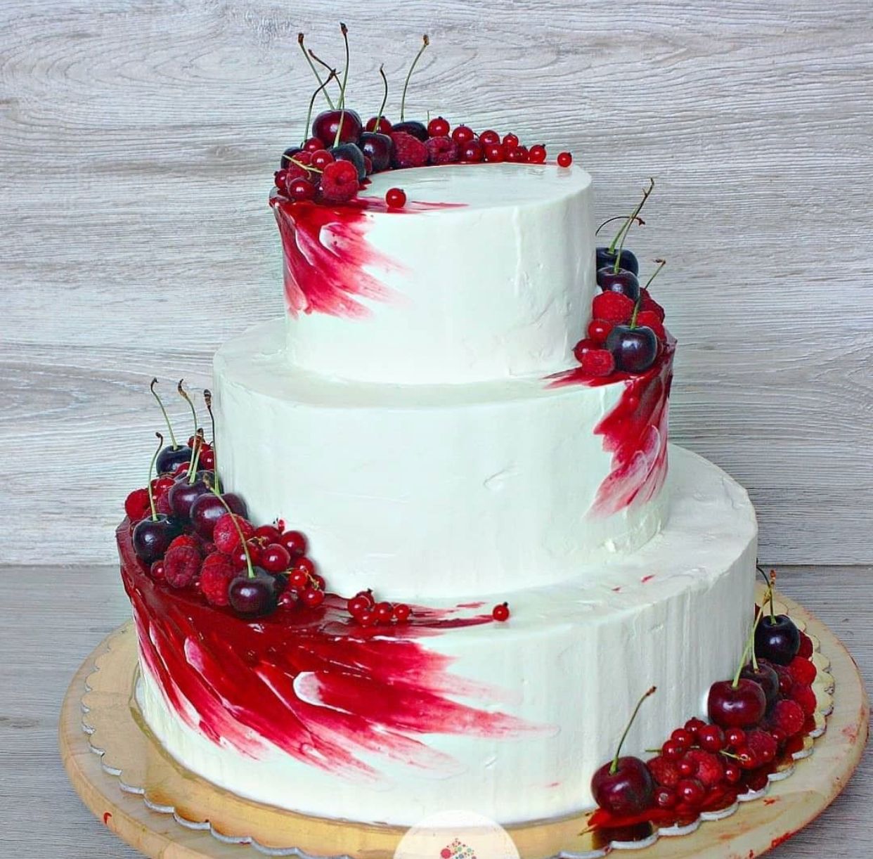 Белый торт с красными мазками