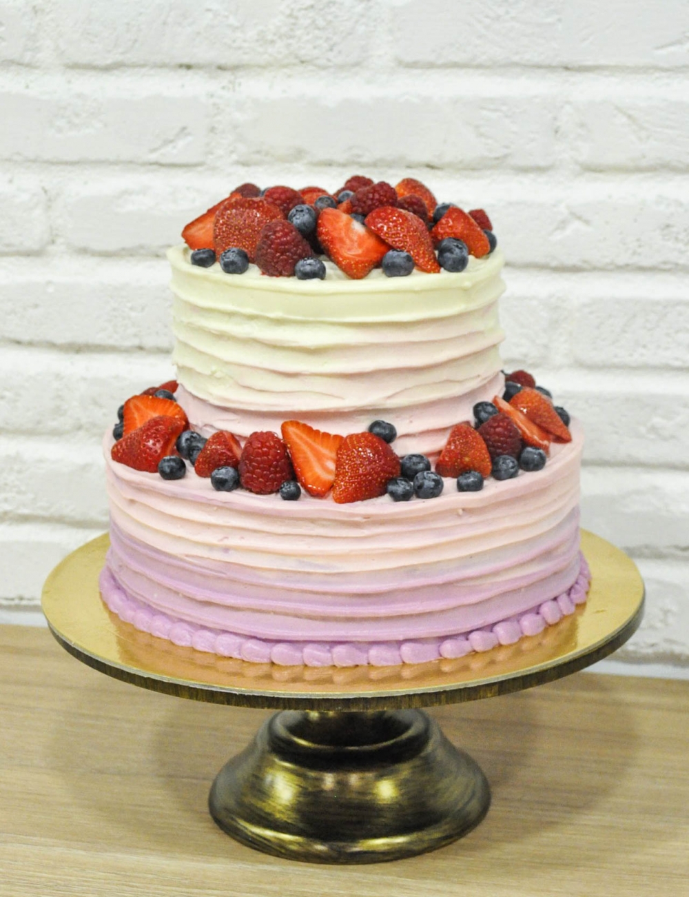 Украшение двухярусного торта ягодами