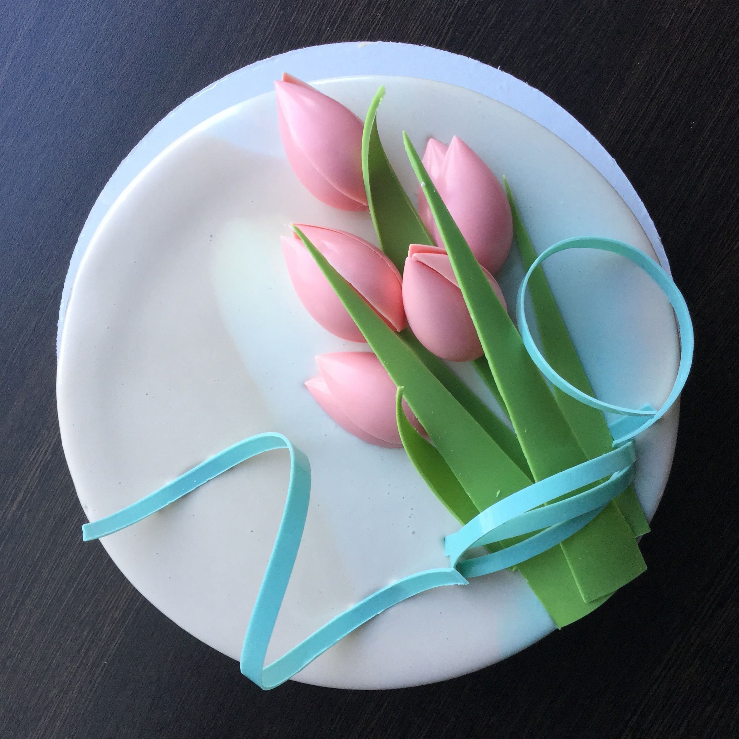 Декор торта с тюльпанами