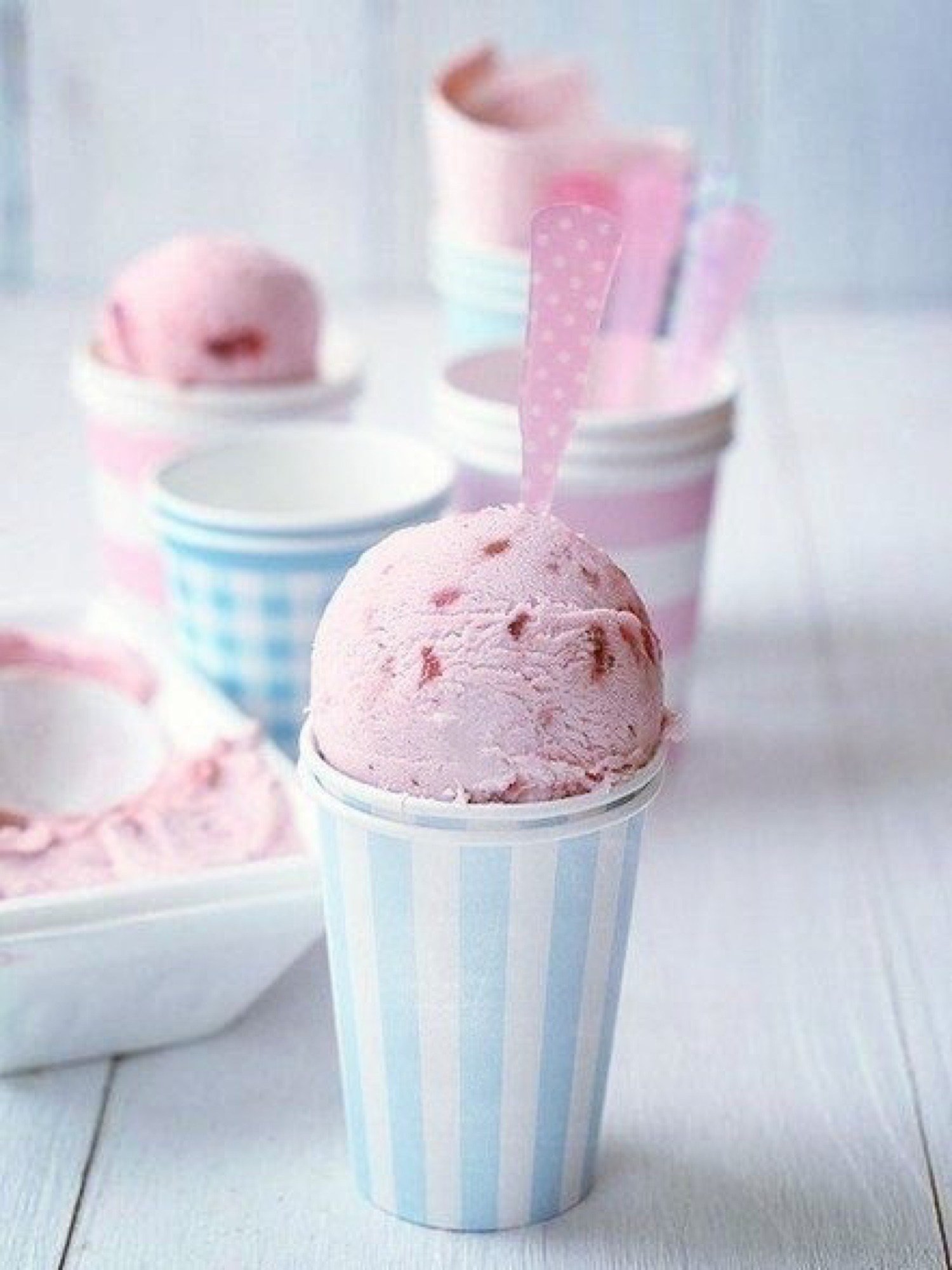 Нежно розовое мороженое