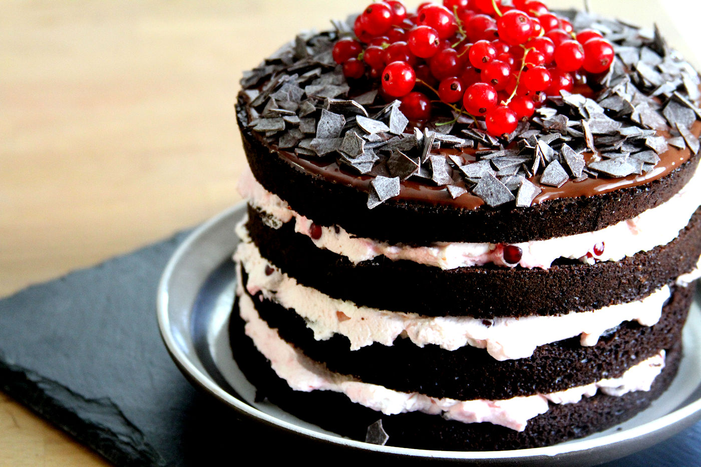 Торт украшенный красной смородиной