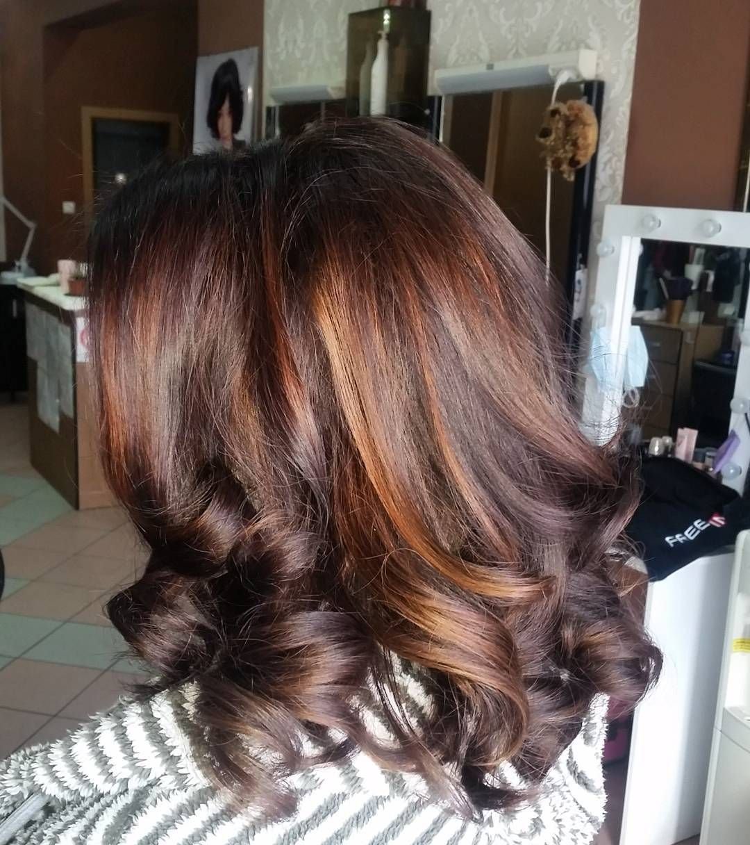 Шоколадный цвет волос с мелированием