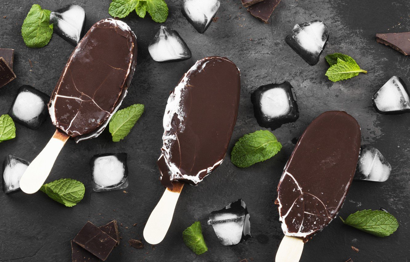 Мороженое на палочке в шоколаде
