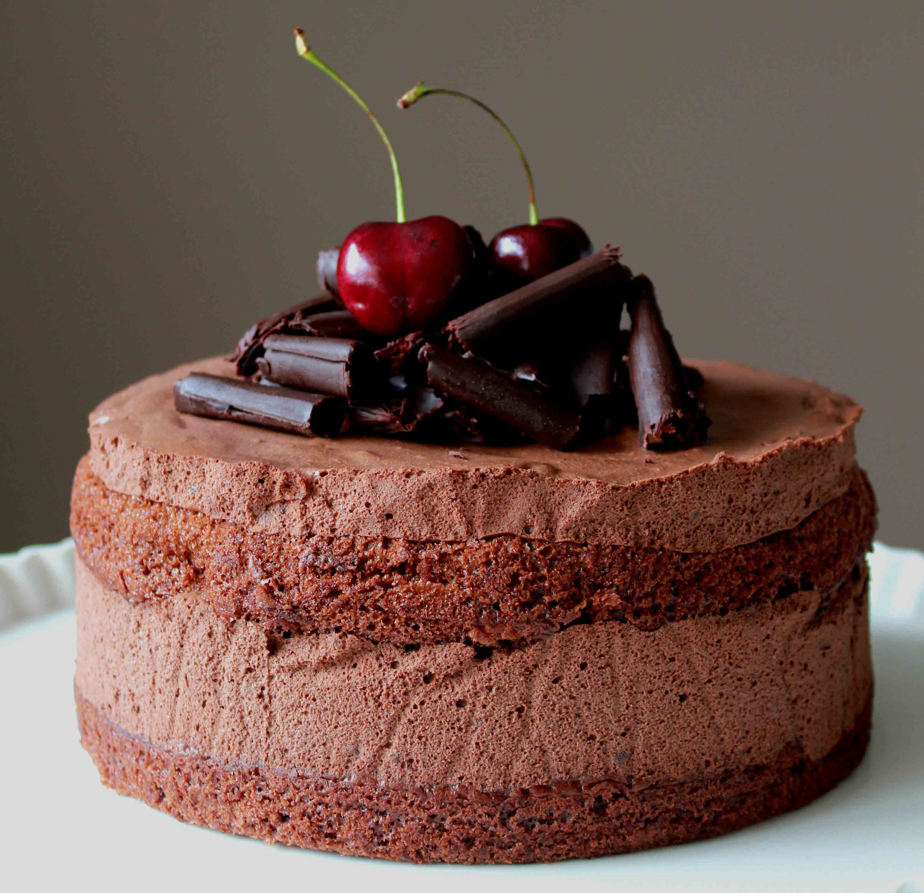 Торт шоколадный с пряной вишней