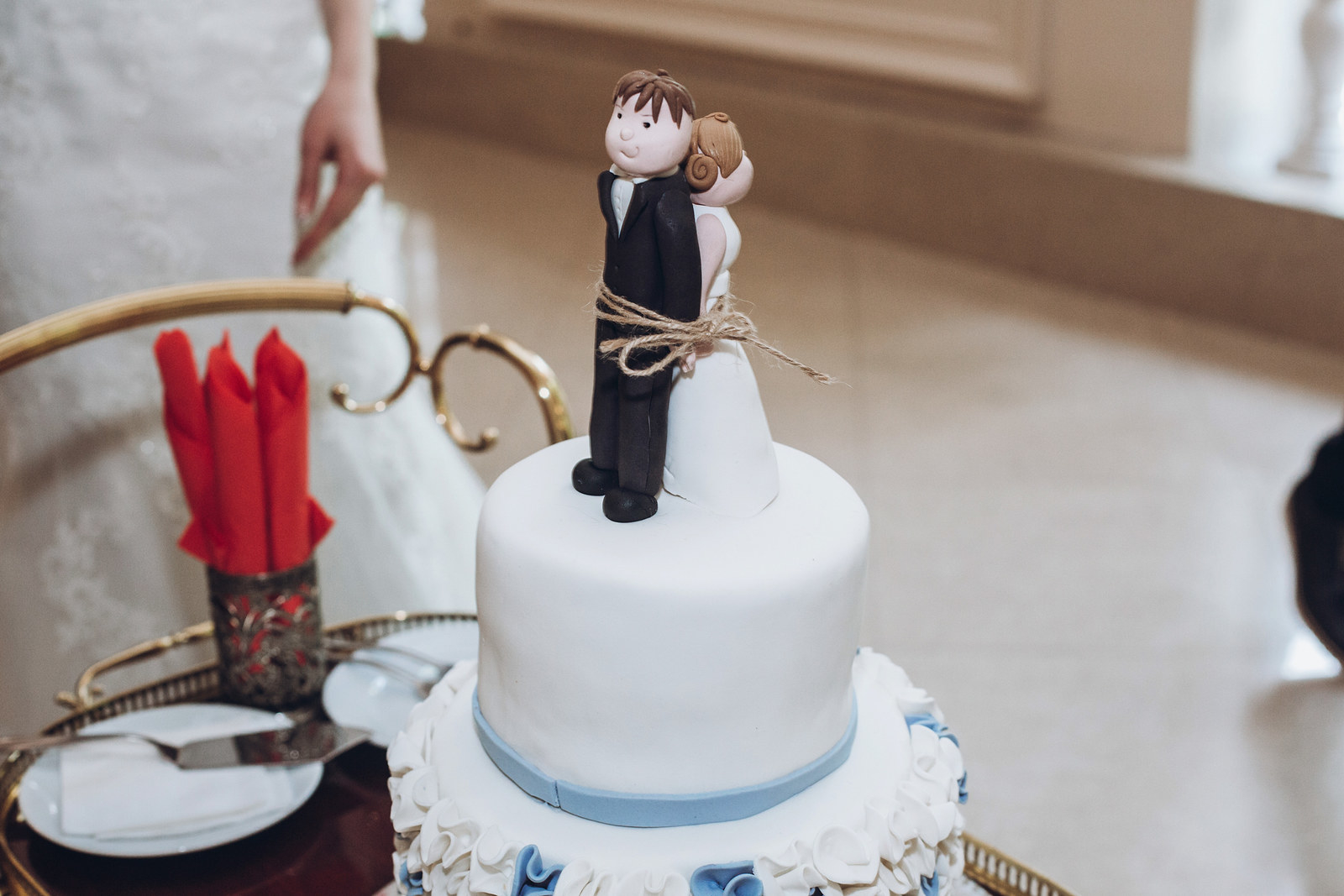 Свадебный торт с топором жениха и невесты