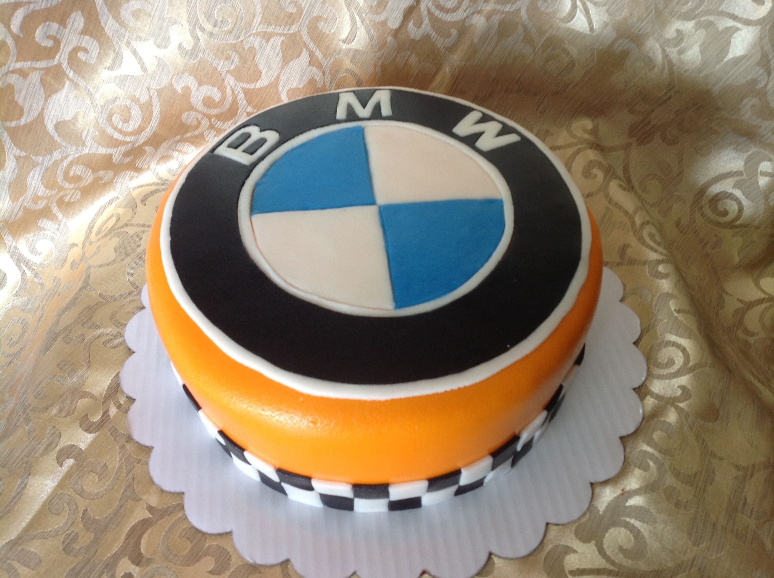 Торт с логотипом БМВ