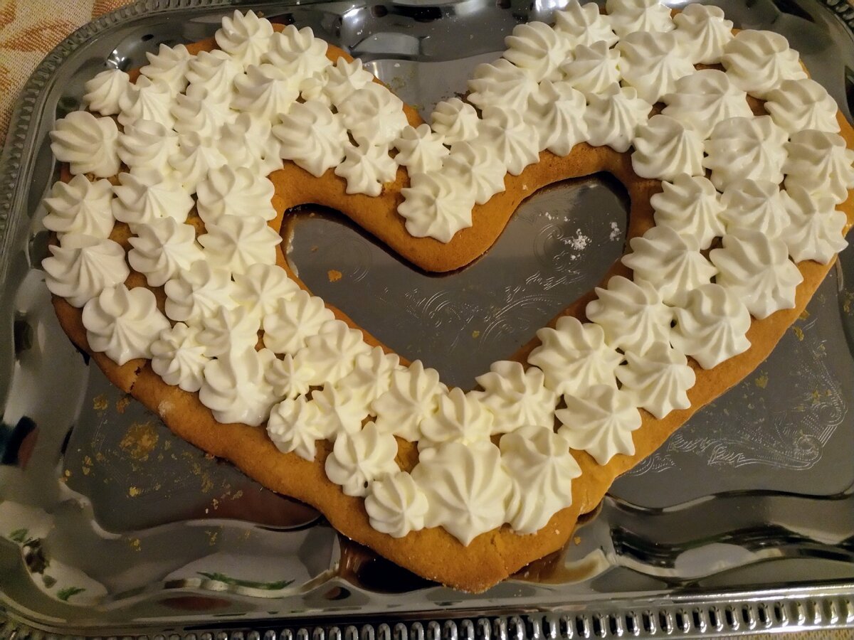 Домашний торт в форме сердца украшение