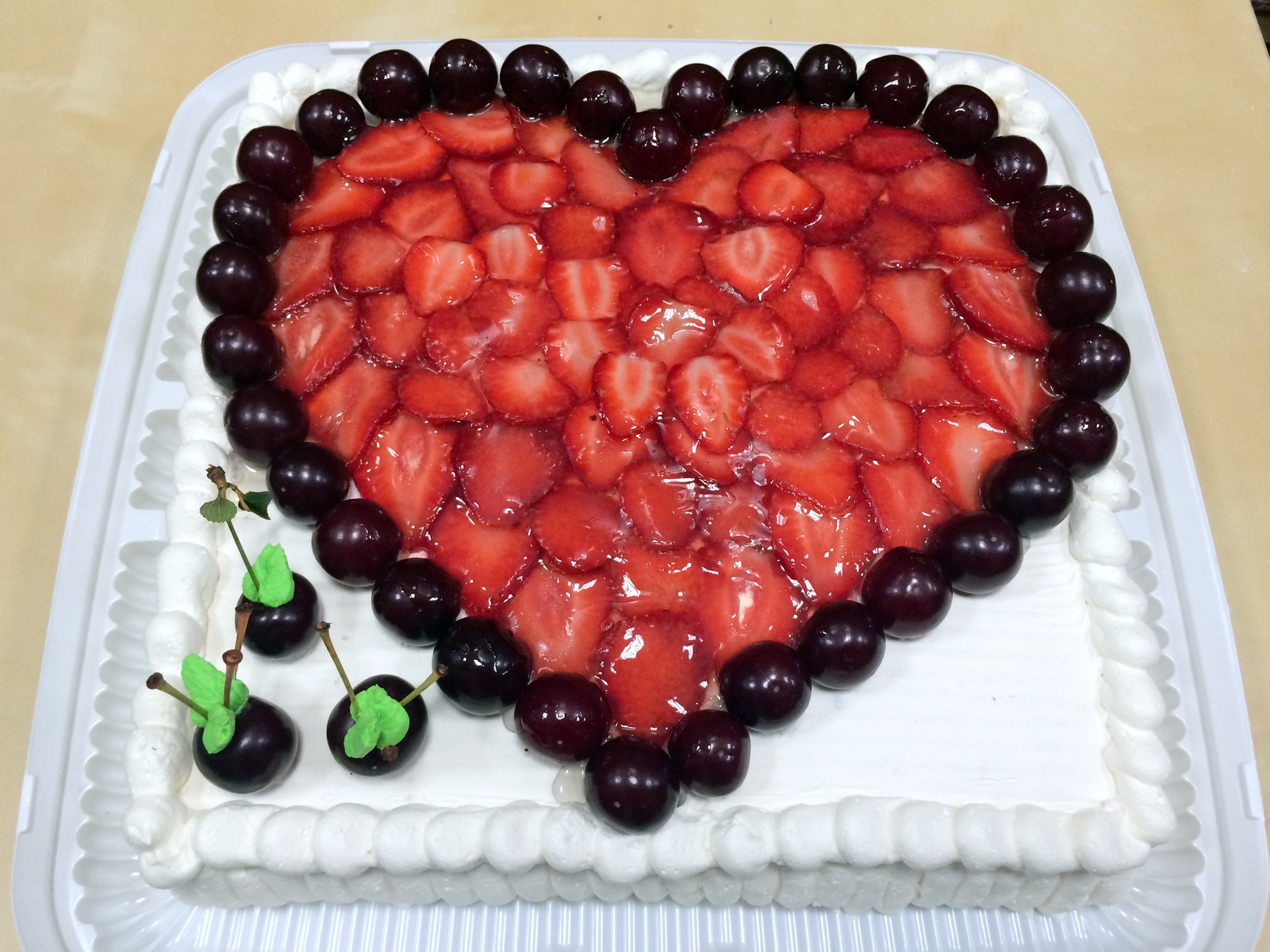 Торт украсить сердечками из ягод