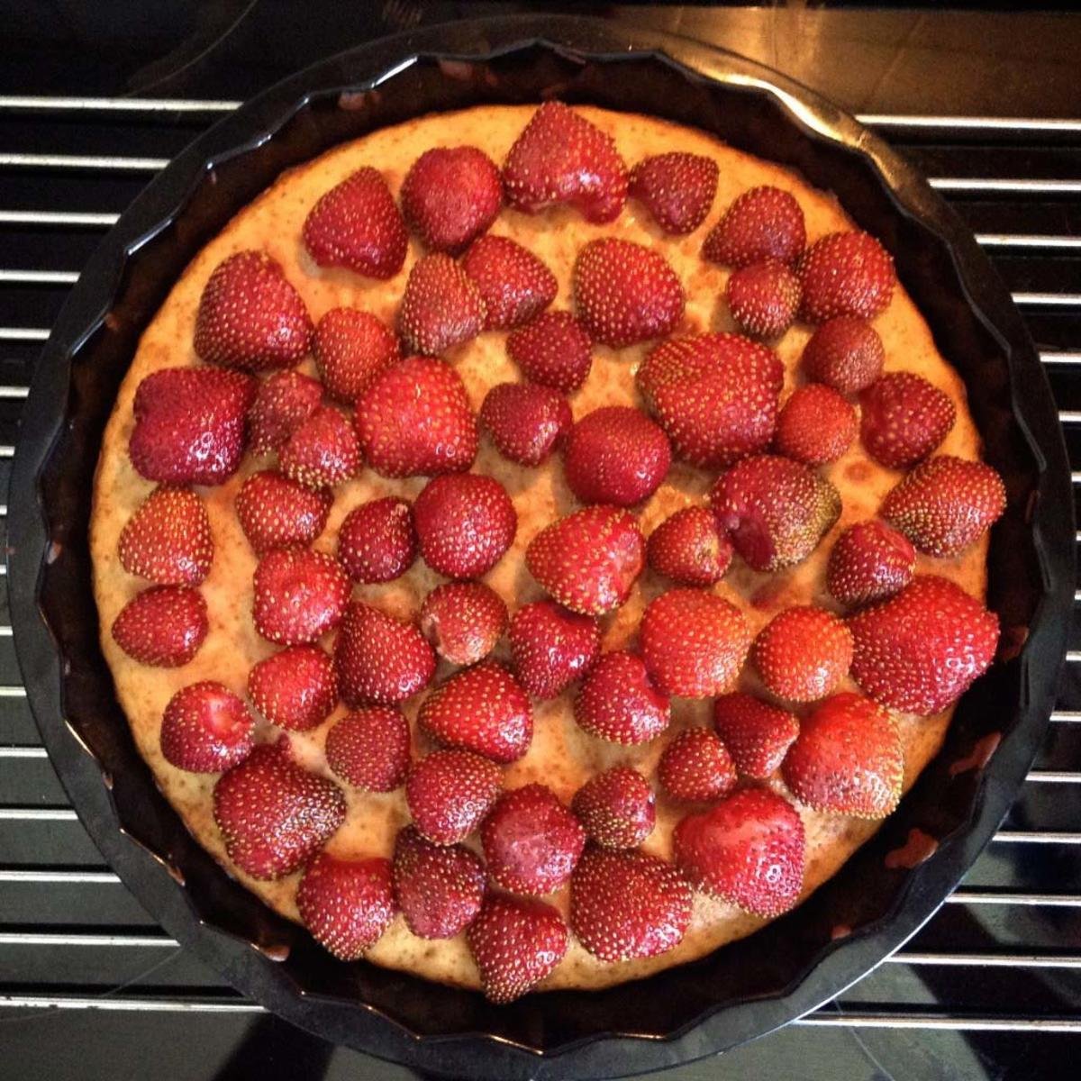 Пирог на кефире с клубникой свежей в духовке простой рецепт фото пошагово