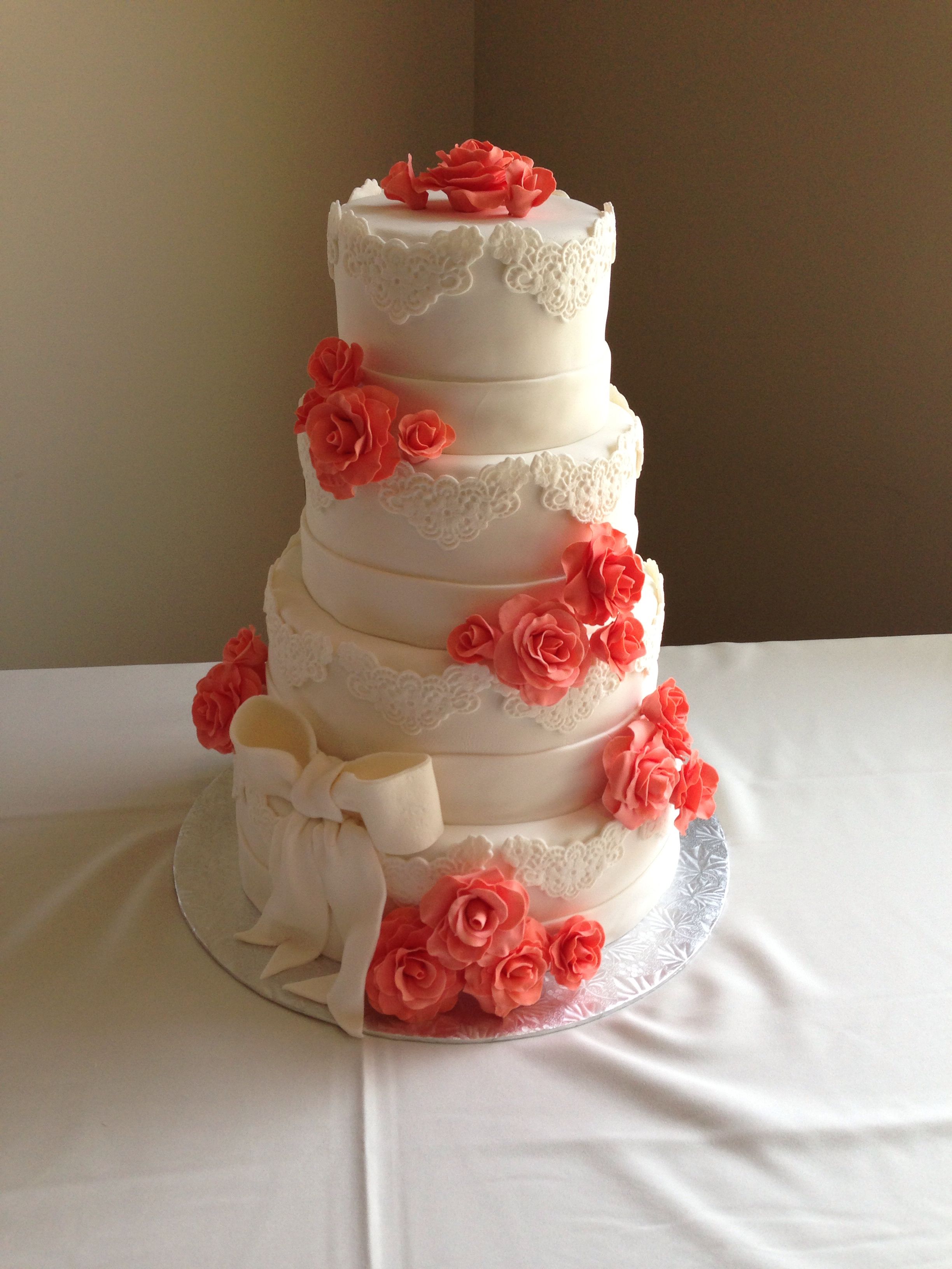 Красный свадебный кремовый торт