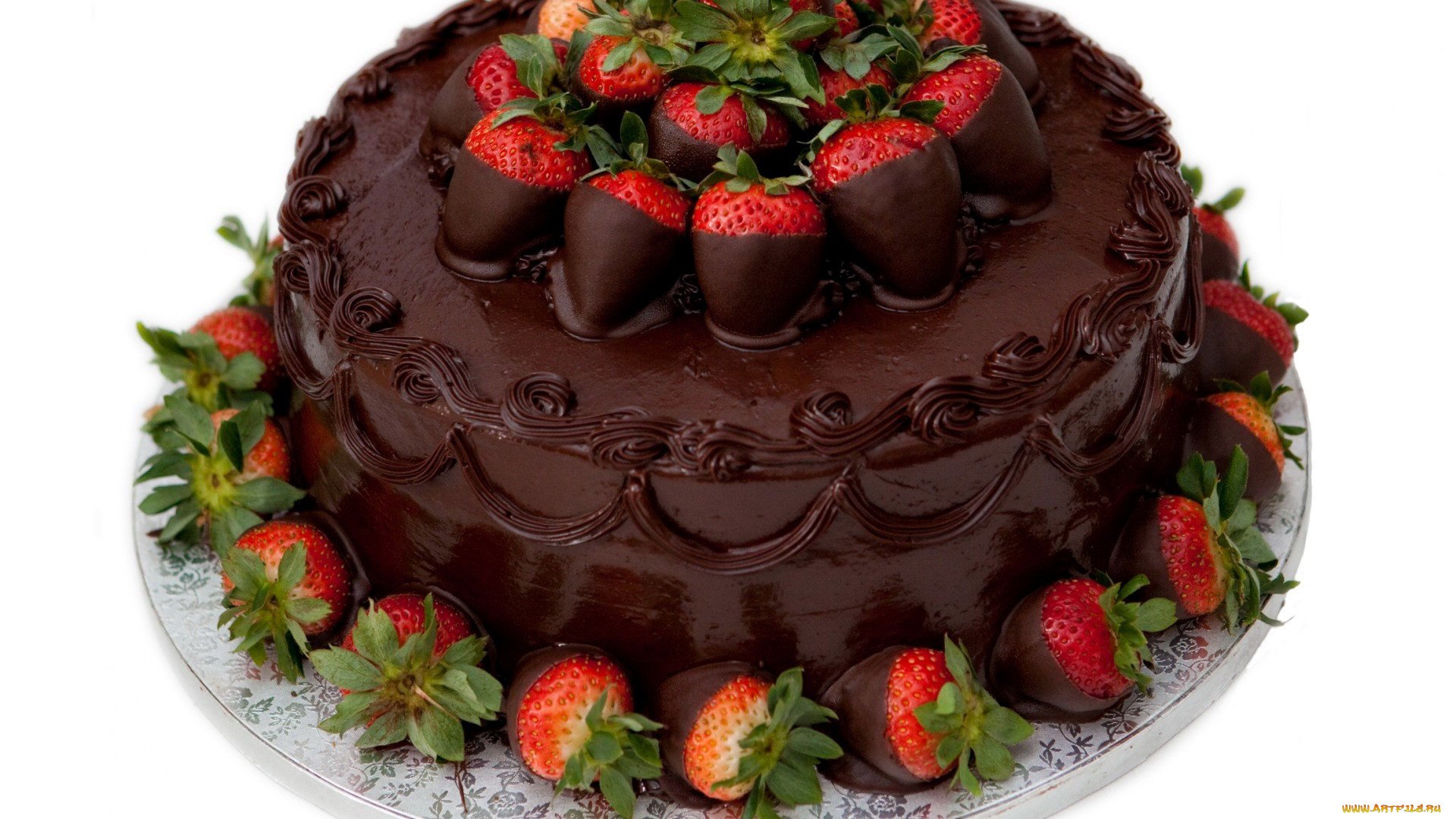 Красивый торт с клубникой и шоколадом