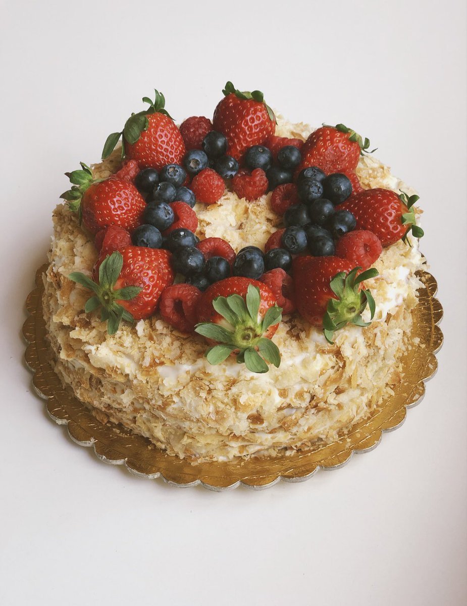 Торт «Наполеон» с ягодой
