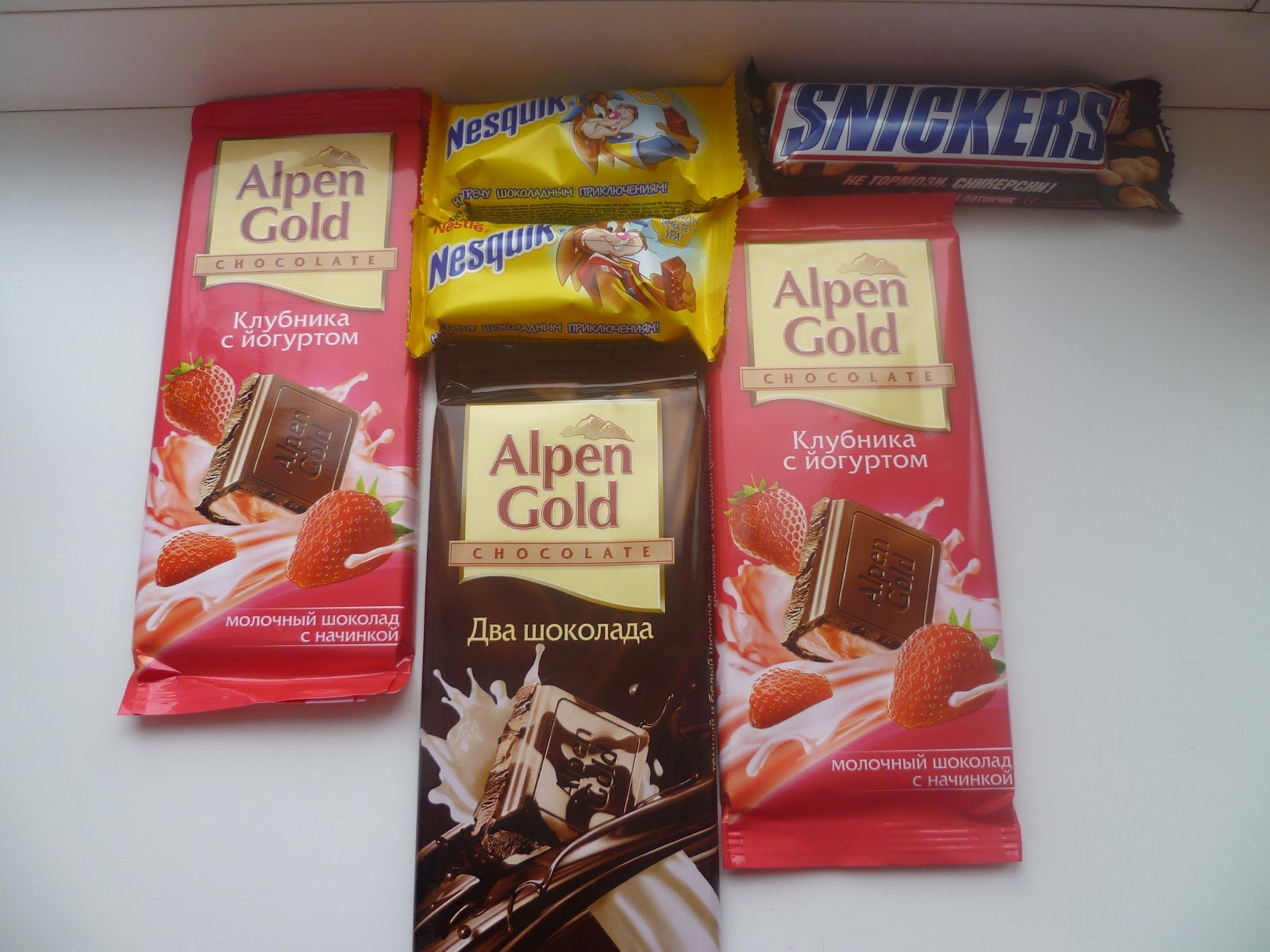 шоколад альпен гольд на столе