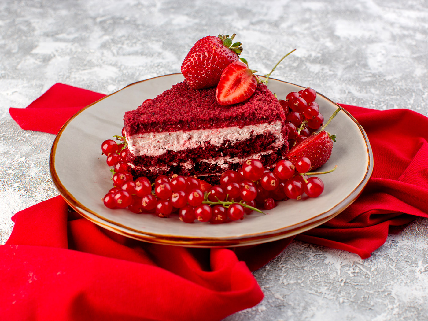 Фото кусочка красного торта на тарелке