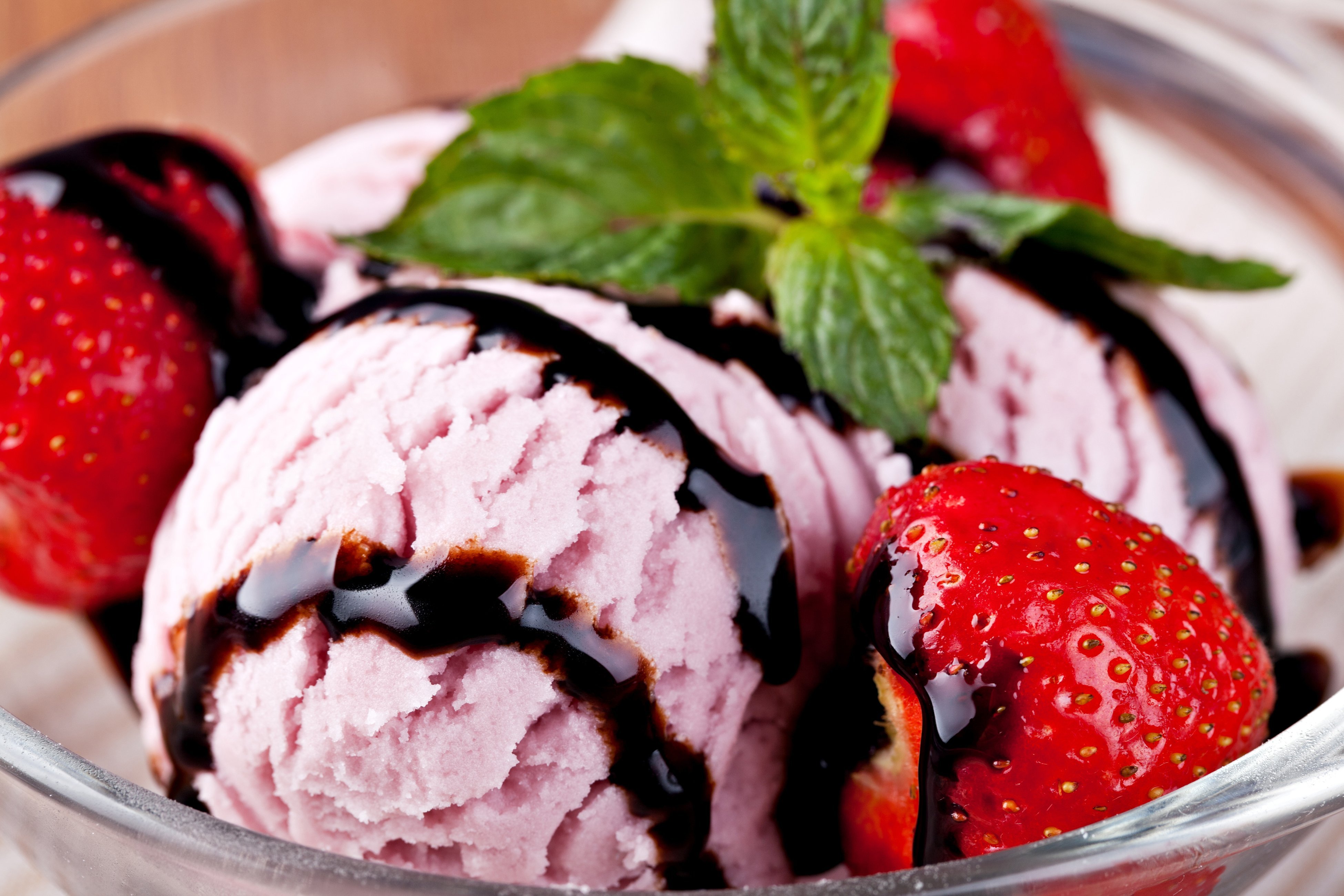 Десерт мороженое с клубникой