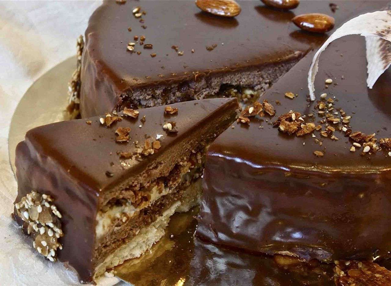 Грильяжный шоколадный торт