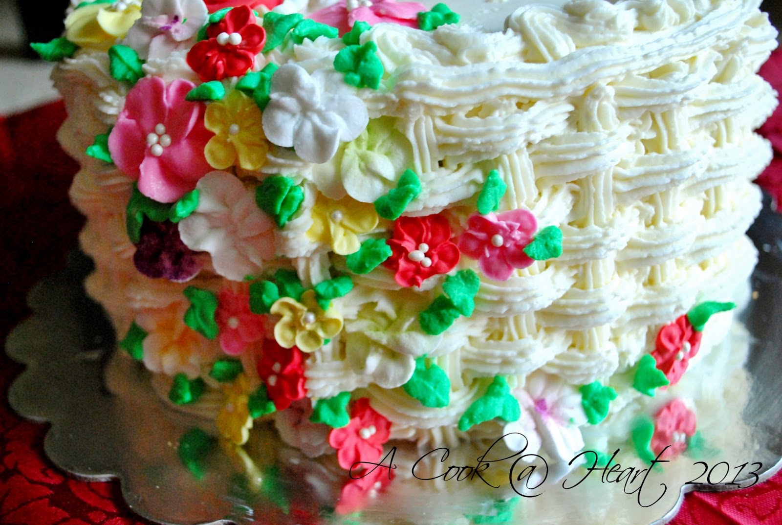 Торт корзина с цветами из белкового крема