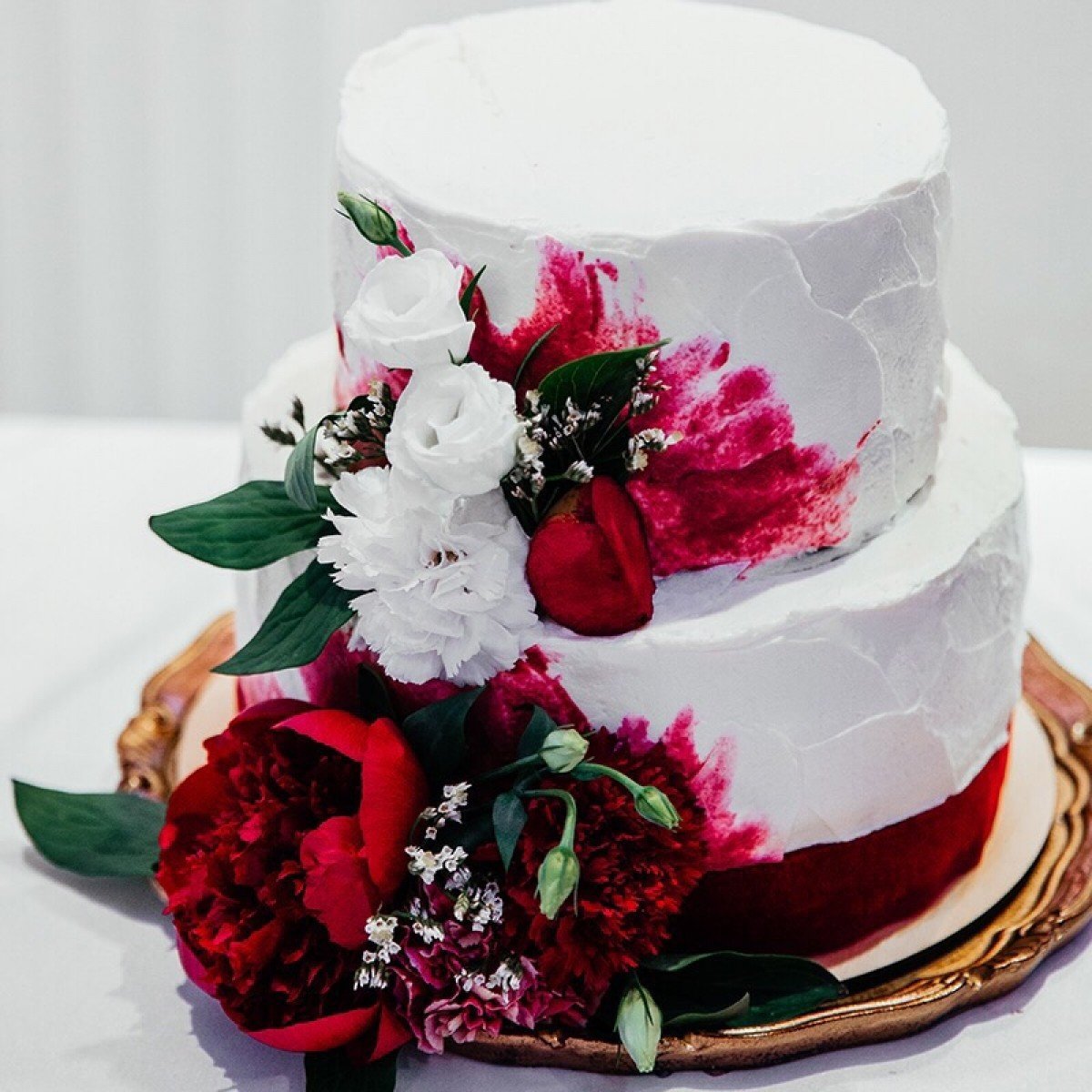 Свадебный торт с бордовыми цветами
