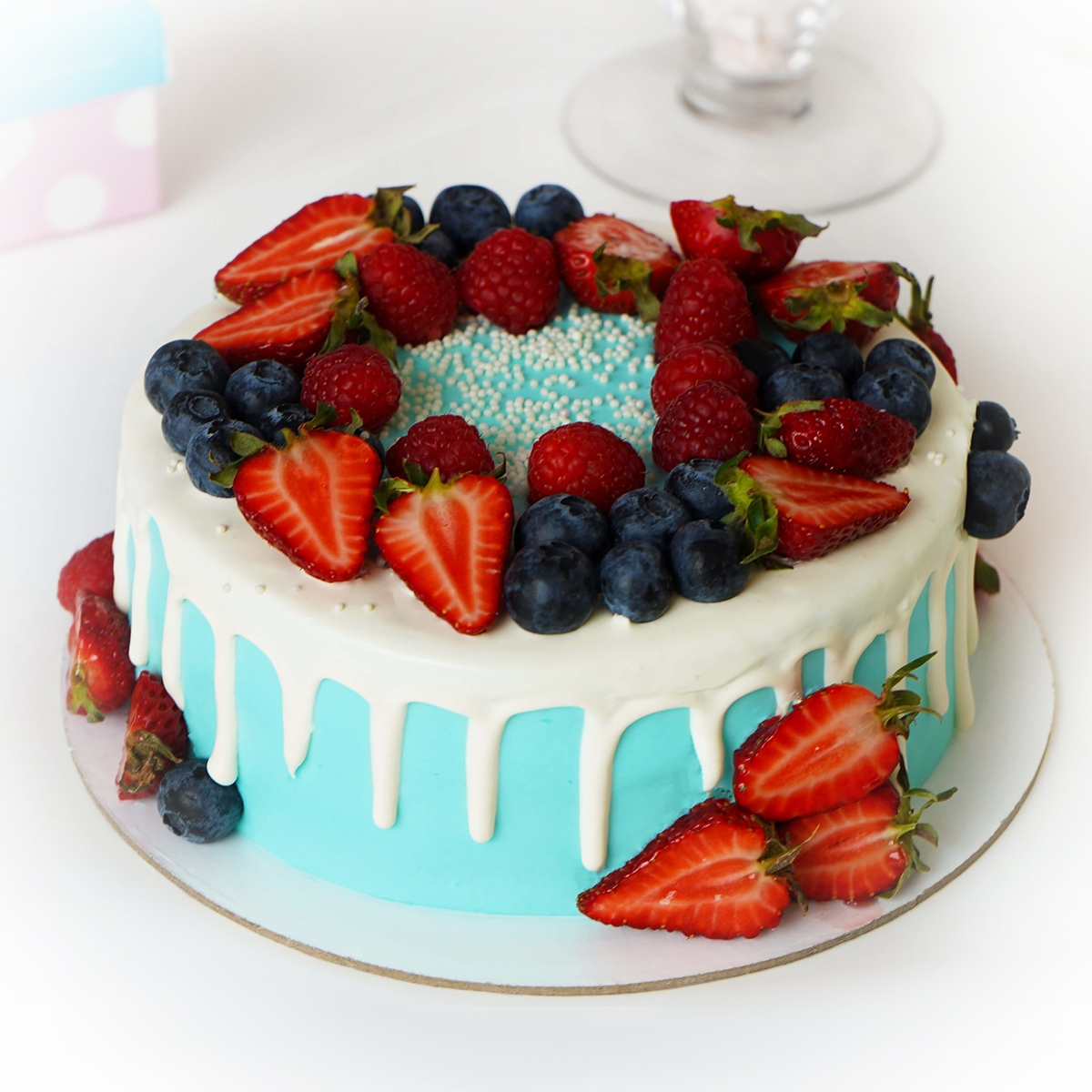 Голубой торт с ягодами и фруктами