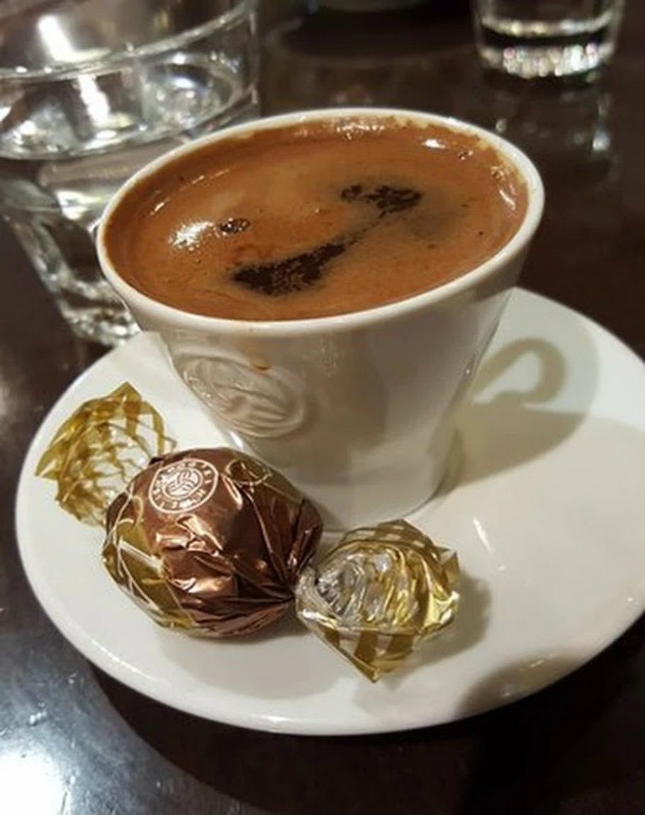 Чашка кофе с конфетами
