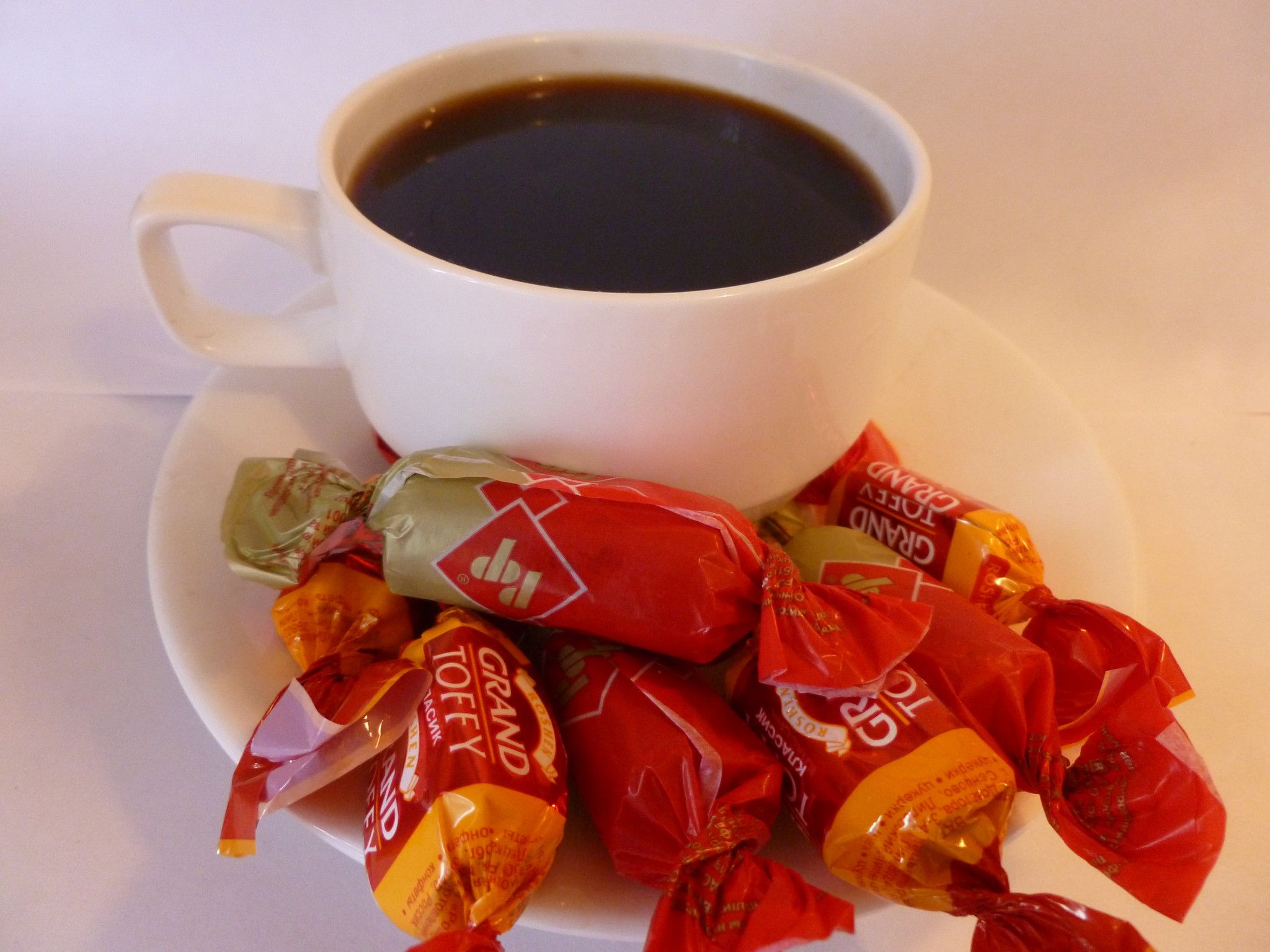 фото кофе с конфеткой