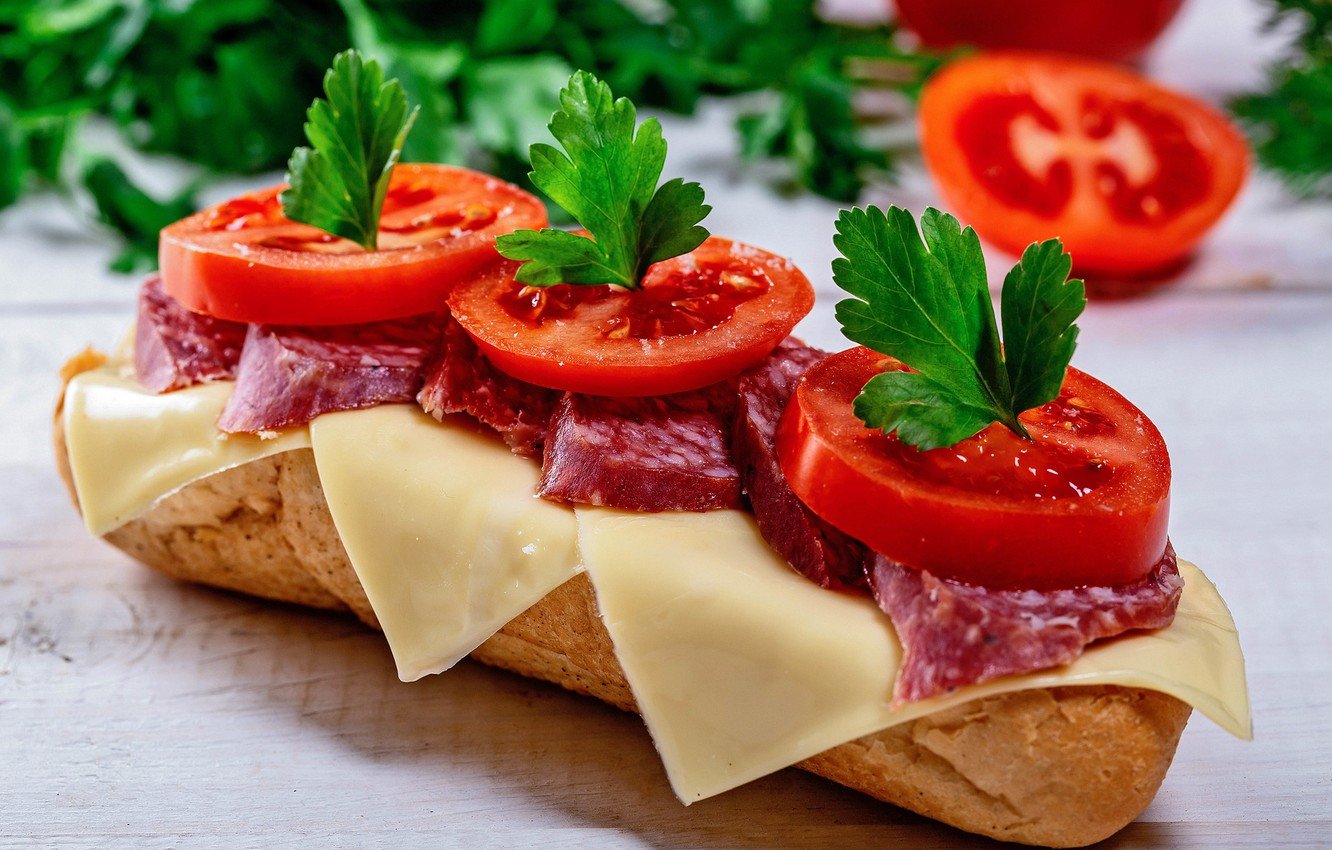 фото бутерброда с колбасой сыром и огурцом