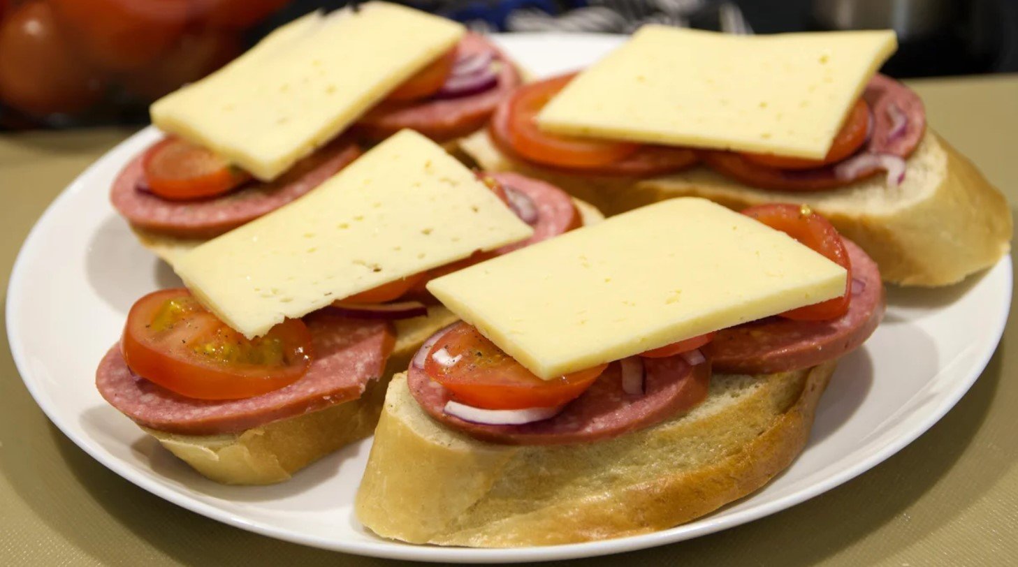 фото бутерброда с колбасой сыром и огурцом