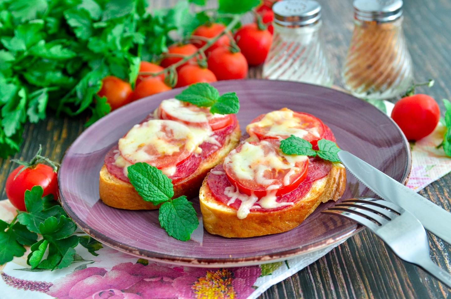 бутерброд с колбасой и помидором фото