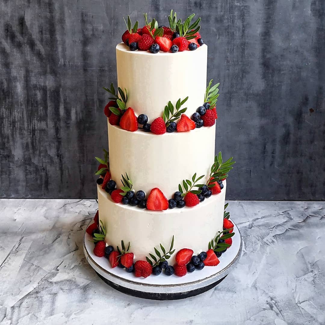 Свадебный торт с ягодами трехъярусный