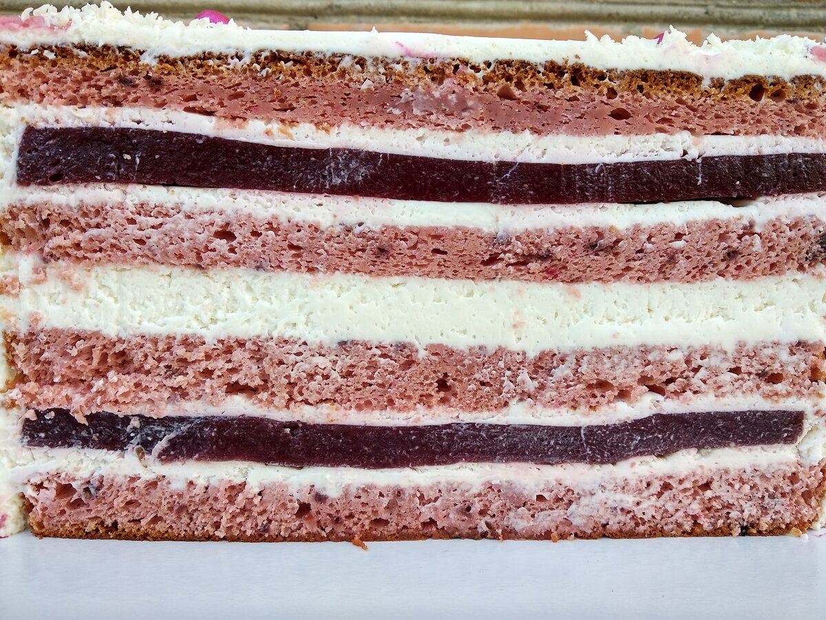 Разрез торта с конфи
