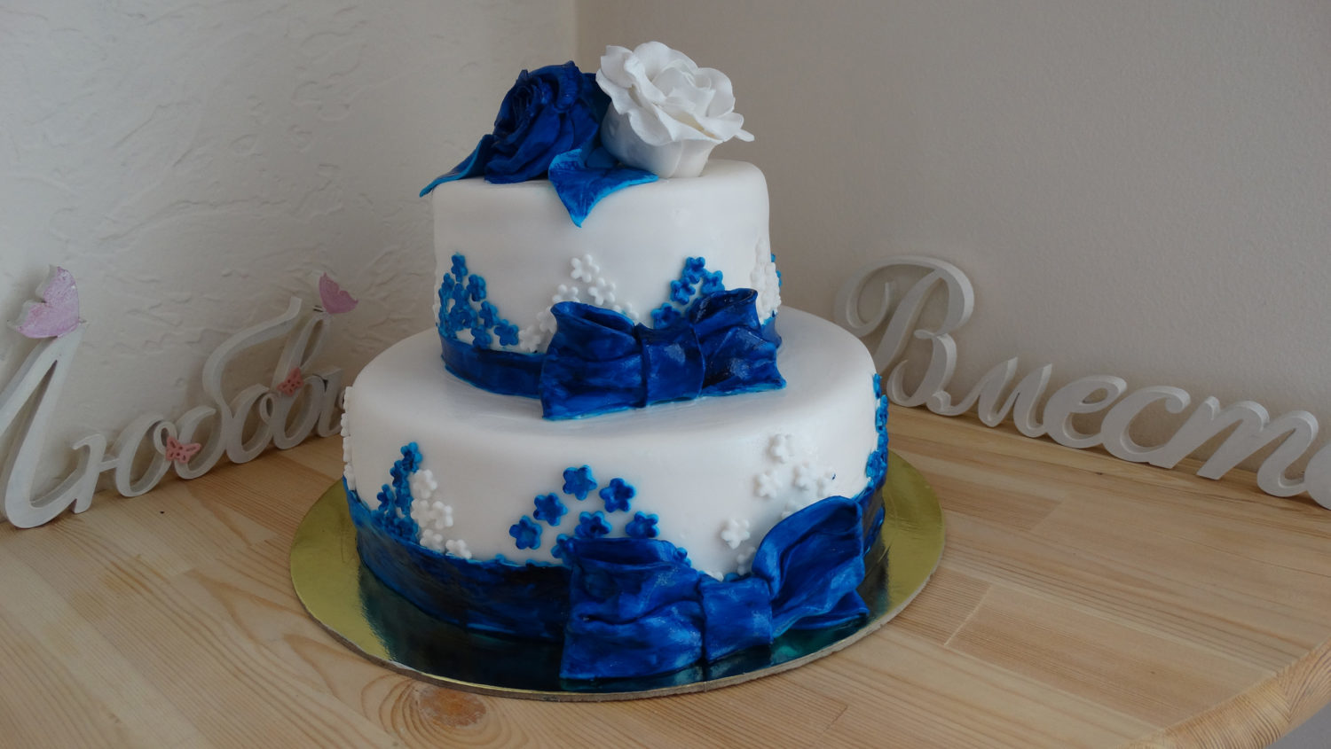 Торт 2 ярусный свадебный синий