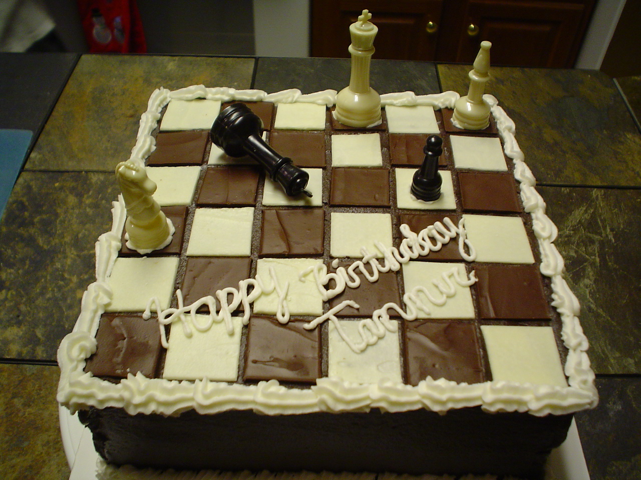 Торт в виде шахматной доски из крема