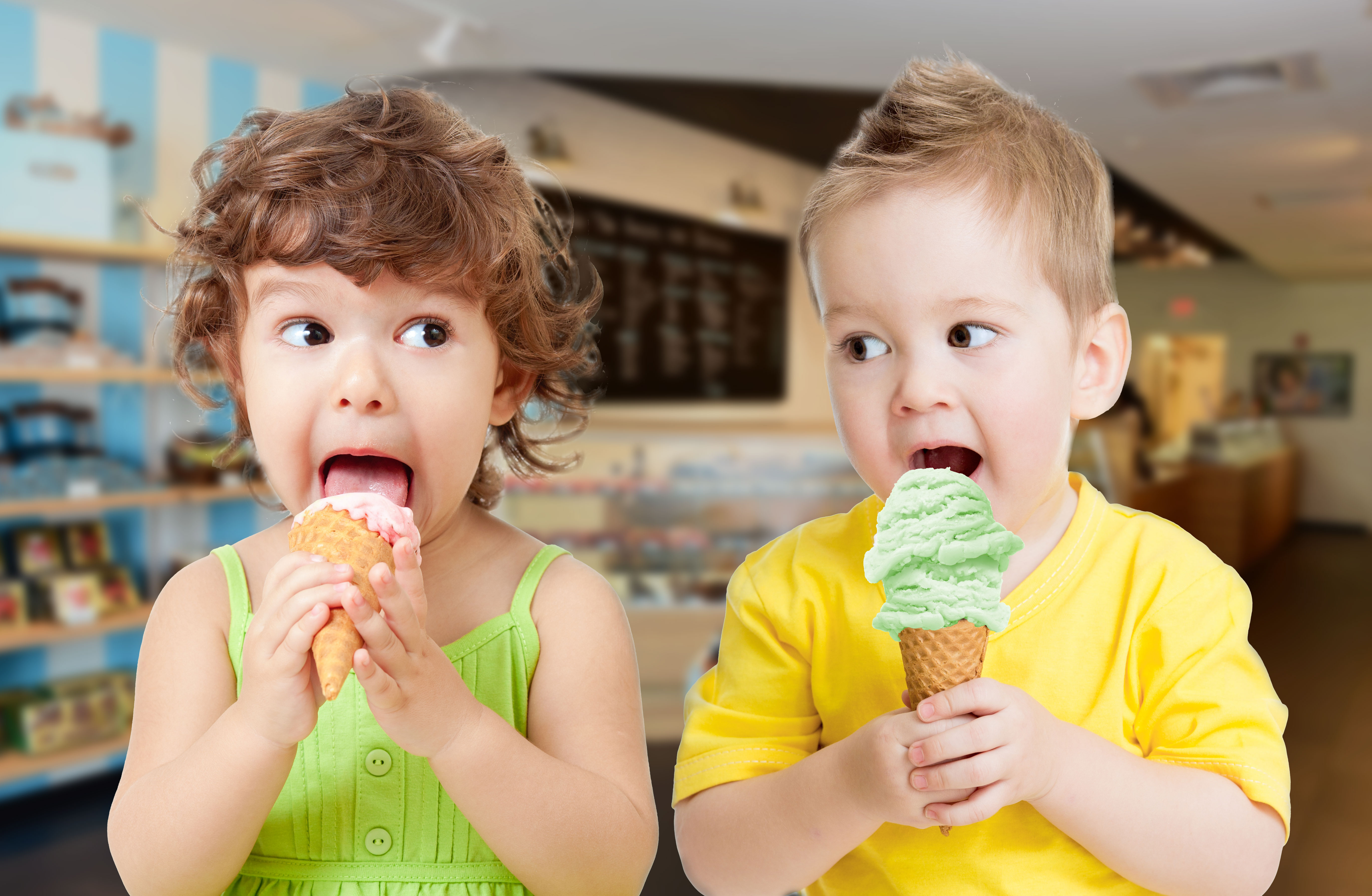 Дети едят мороженое