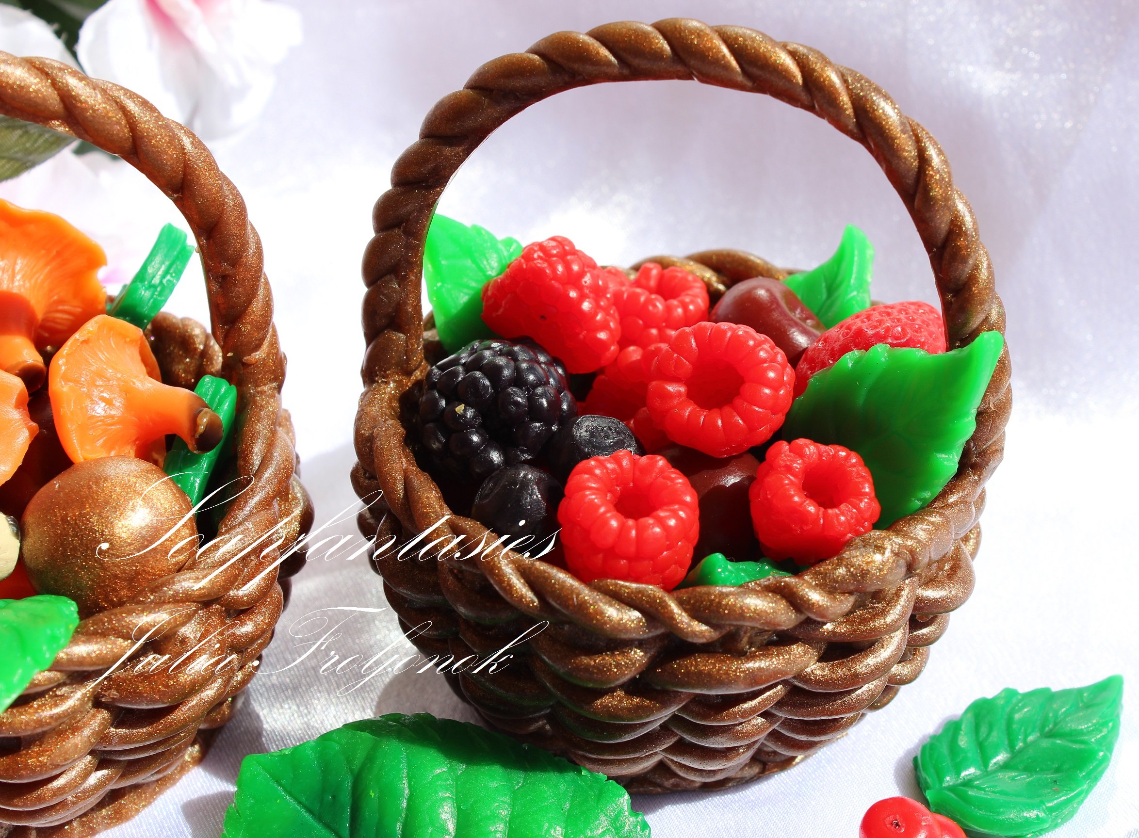 Торт корзина с фруктами и ягодами
