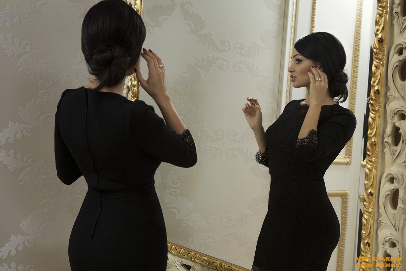 Кавказские девушки в черном платье