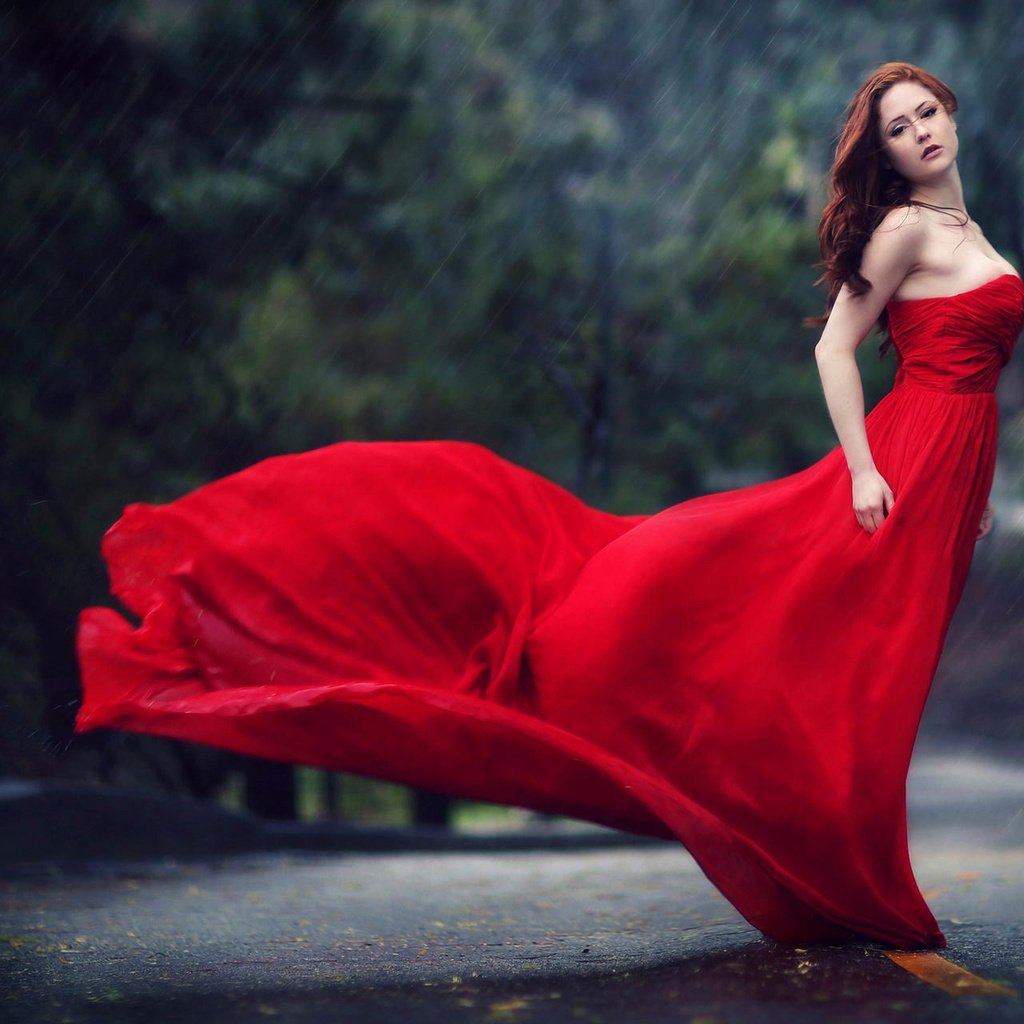 Красивая женщина в Красном платье