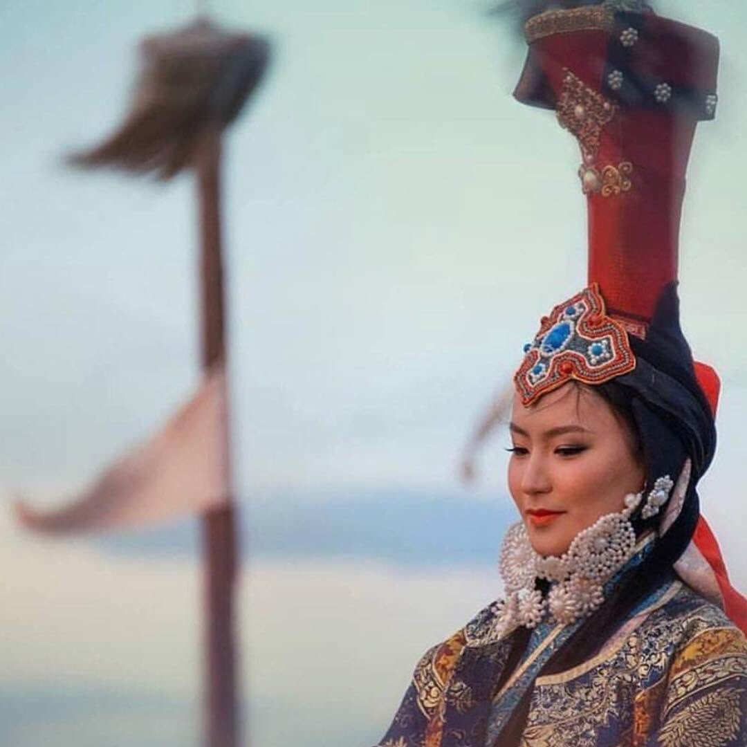 Чечена Кыргыс тувинских национальных костюмах