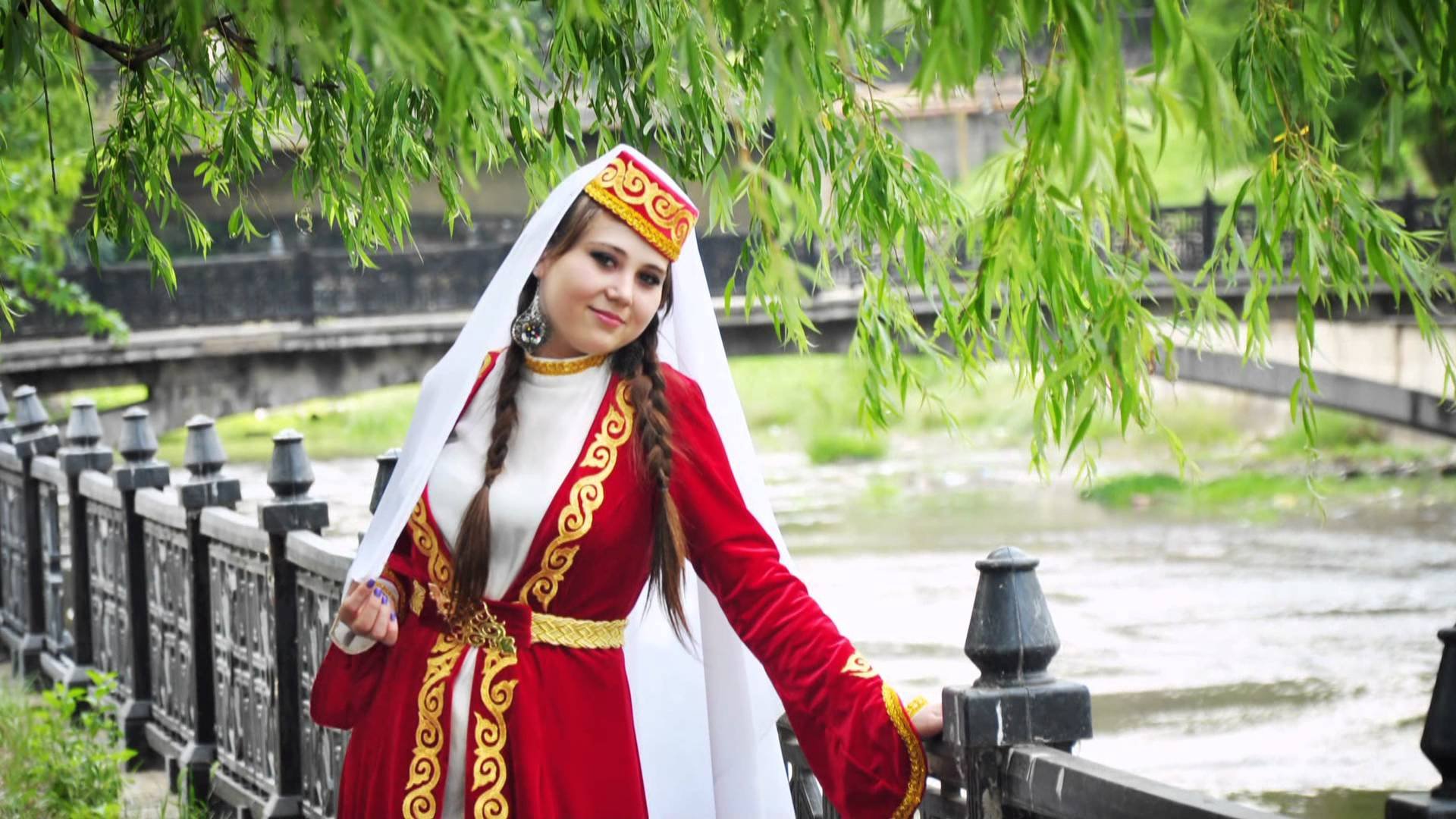 Крымские татарки в национальных костюмах