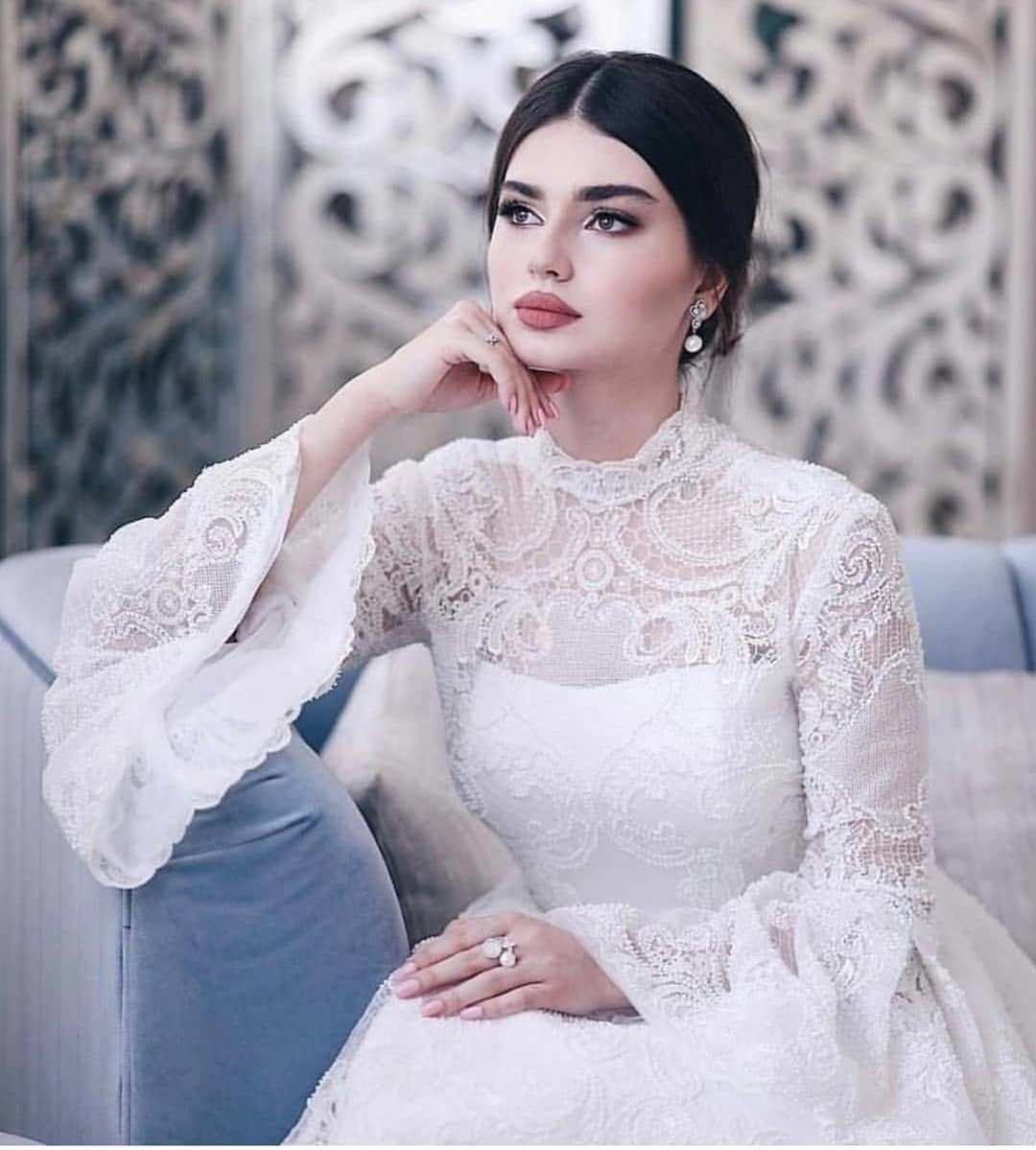 Мастерица из Чечни создает уникальную коллекцию национальных платьев