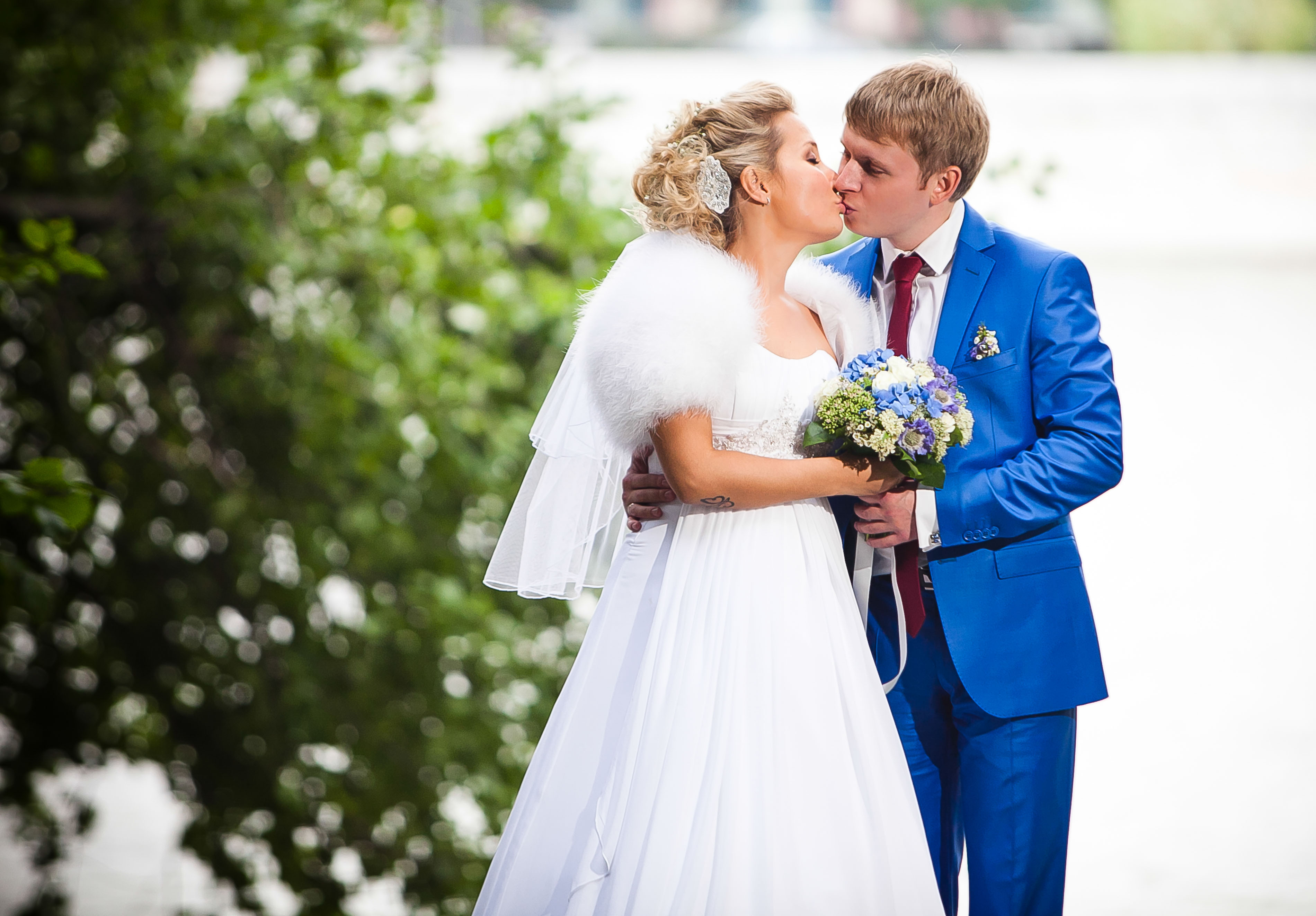 Жених в синем костюме и невеста