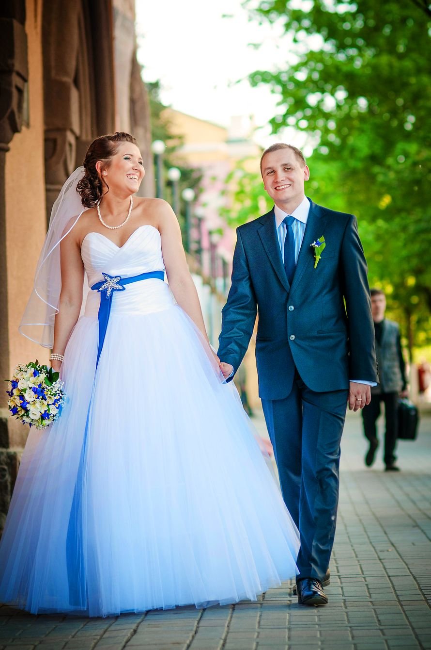 Невеста в голубом с женихом