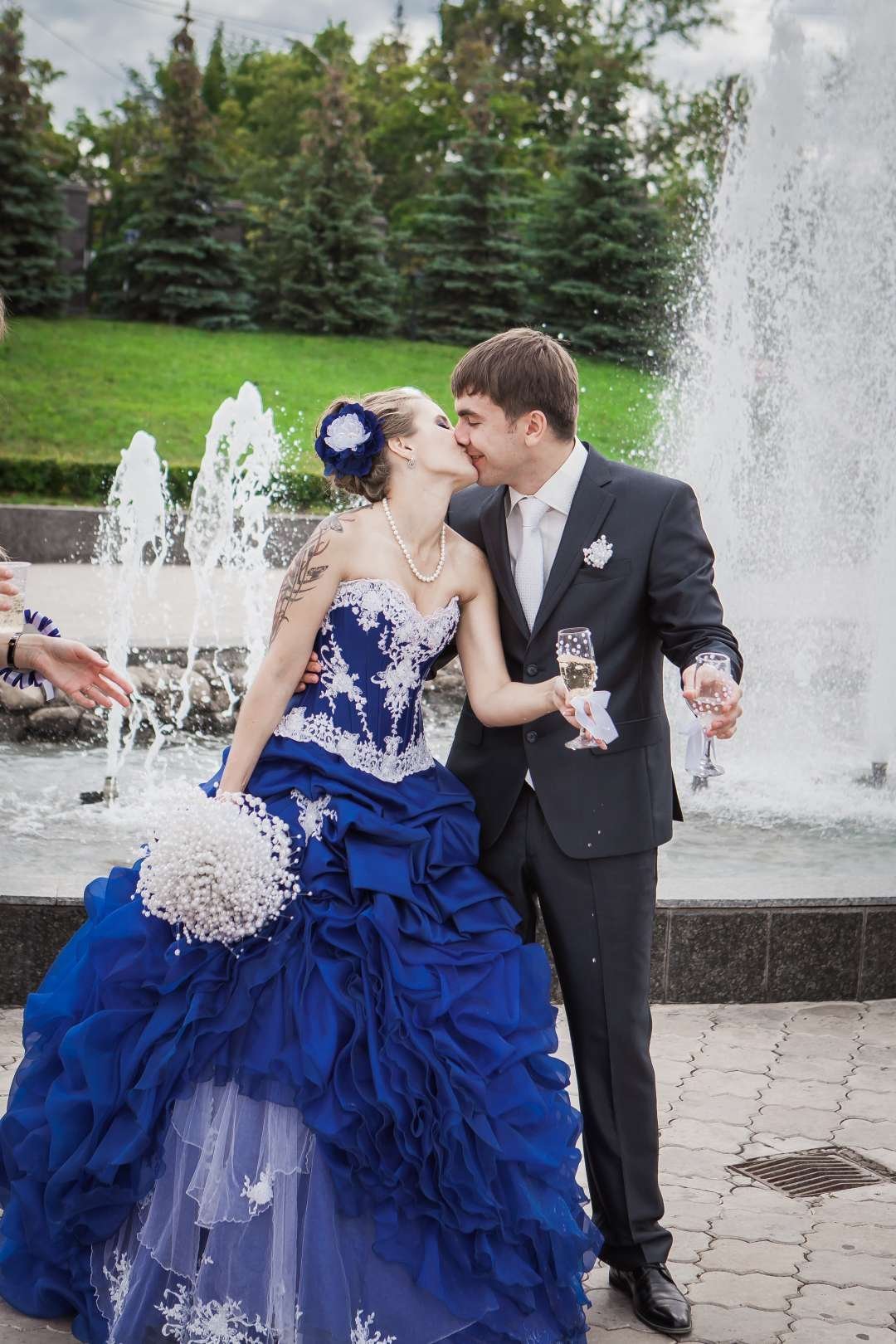 Свадьба в синем цвете платье невесты