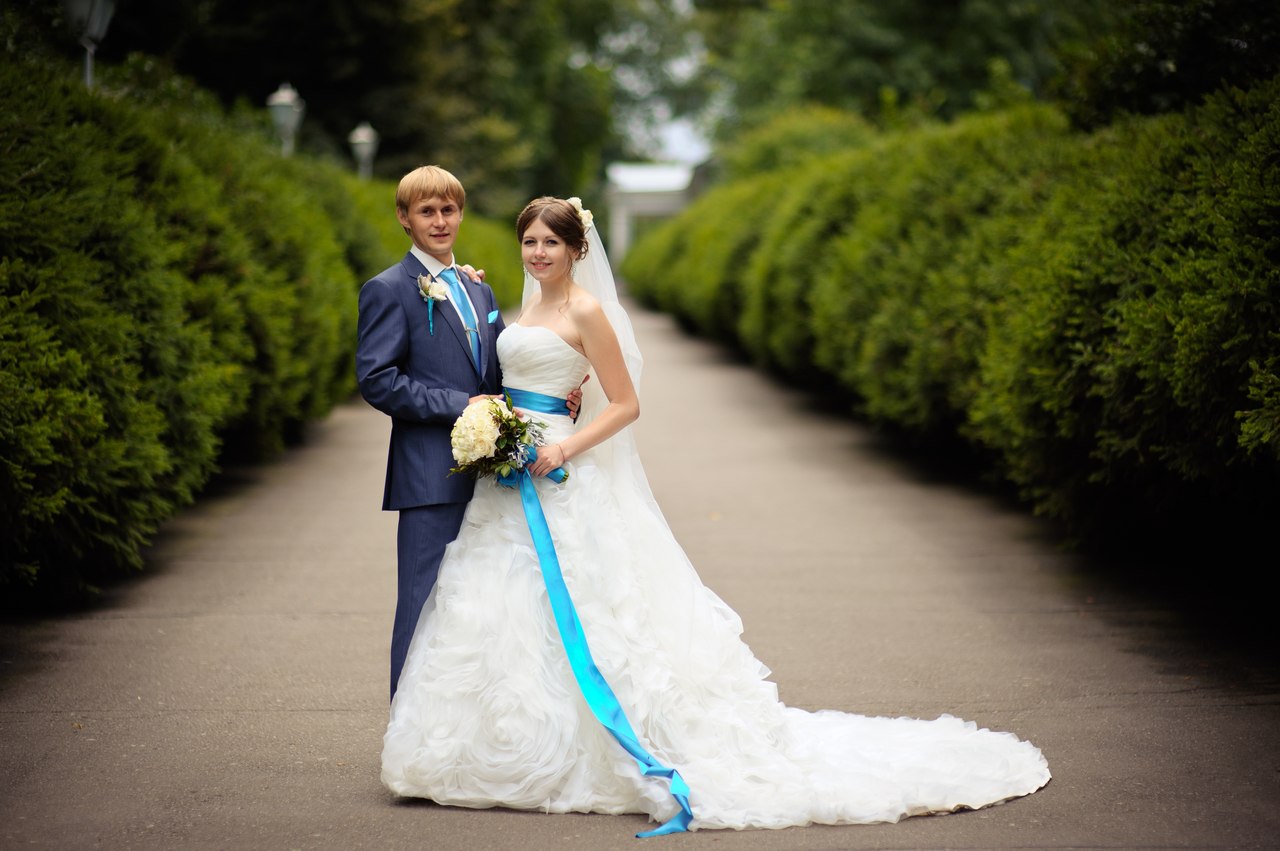 Свадебное платье с голубым акцентом
