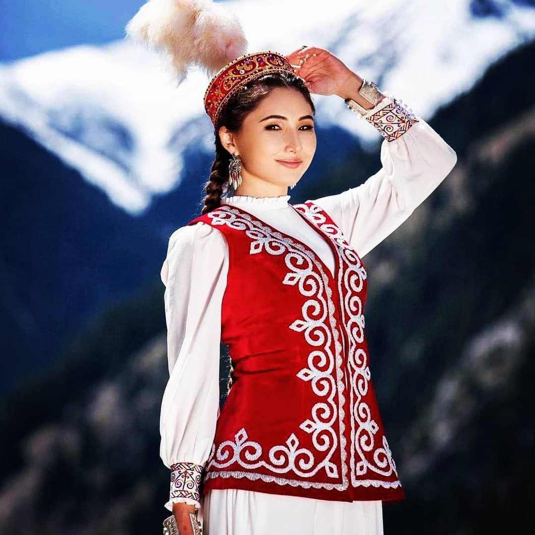 Национальный костюм Киргизии женщины